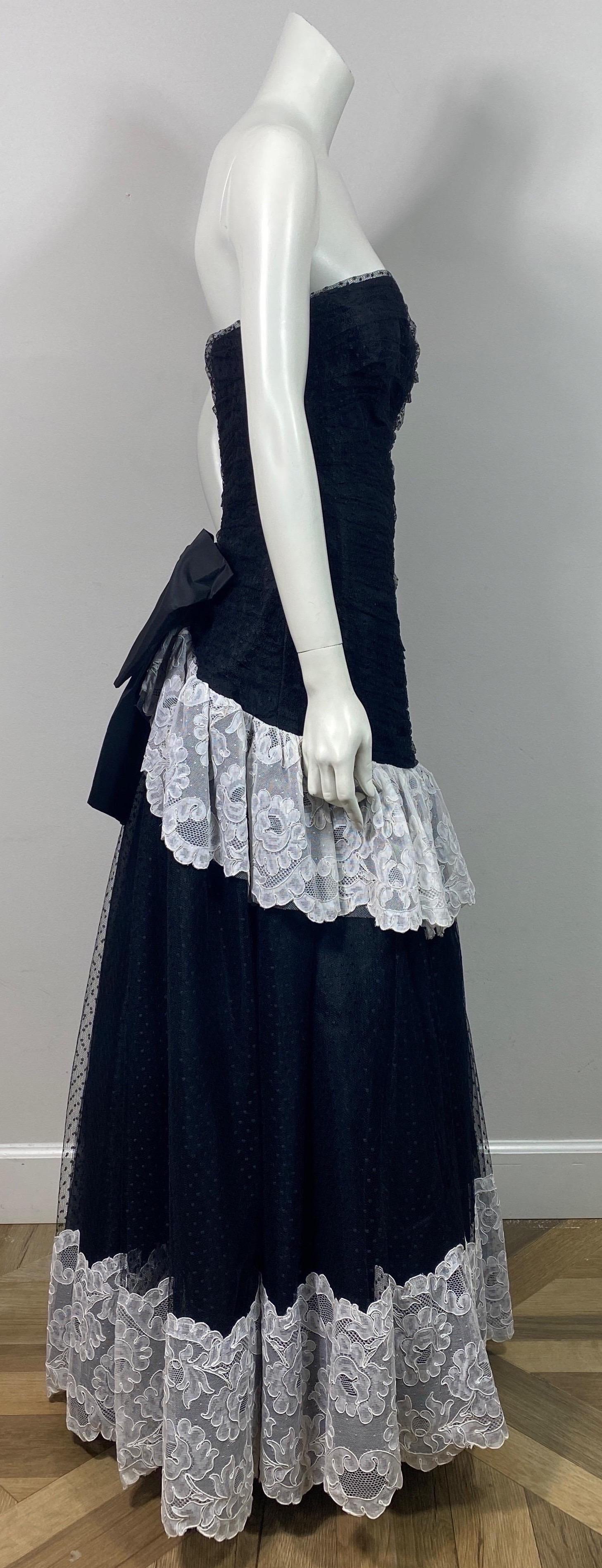 Bellville Sassoon Late 1980’s Black and White Point D’Esprit Gown - Size 8 For Sale 2