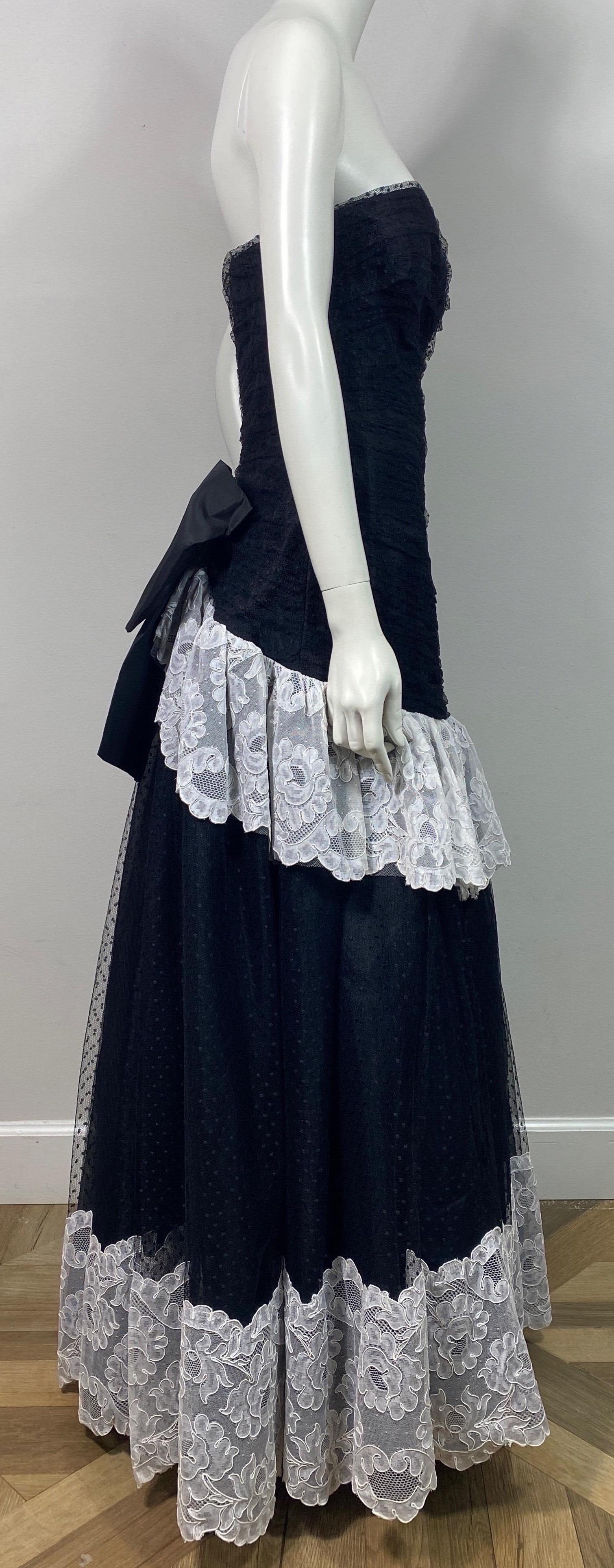 Bellville Sassoon Late 1980’s Black and White Point D’Esprit Gown - Size 8 For Sale 3