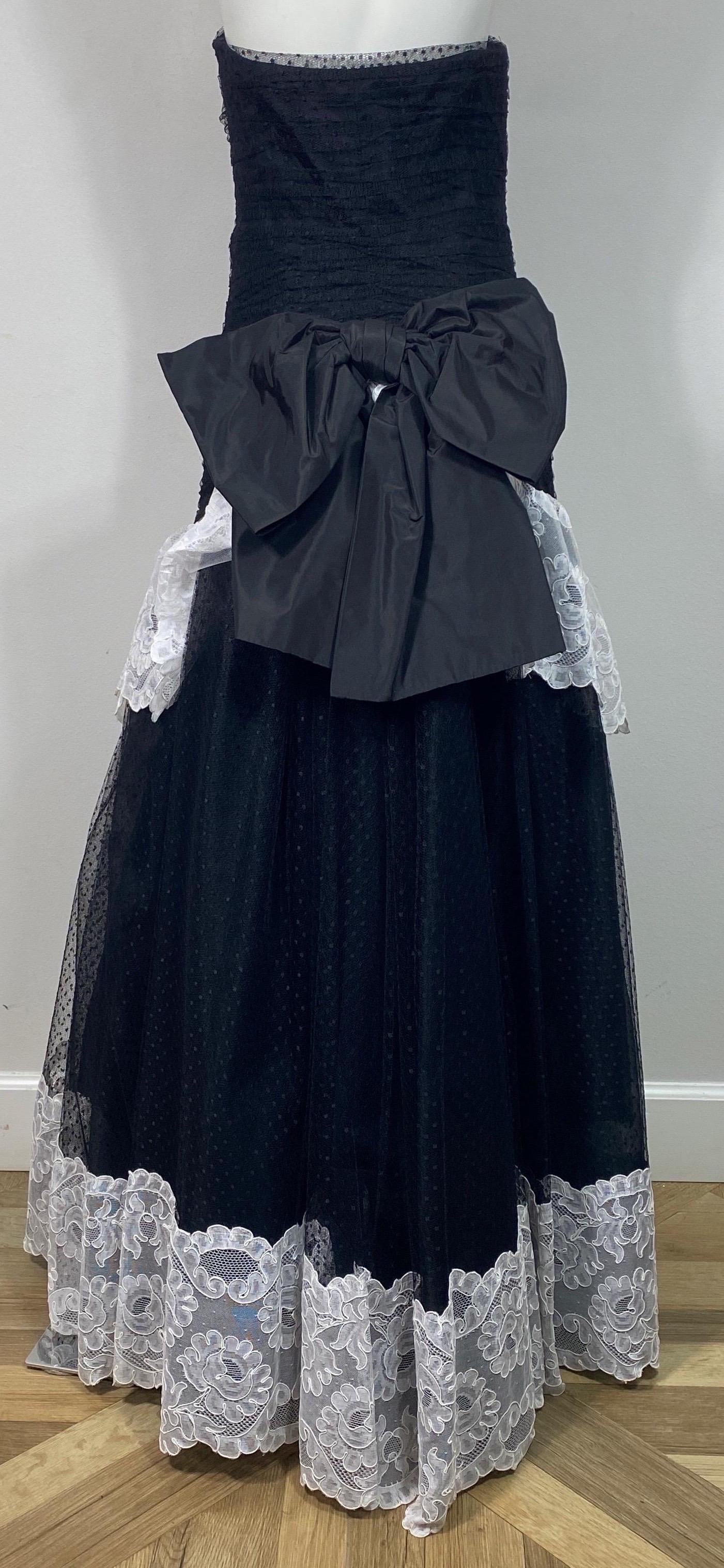 Bellville Sassoon Late 1980’s Black and White Point D’Esprit Gown - Size 8 For Sale 4