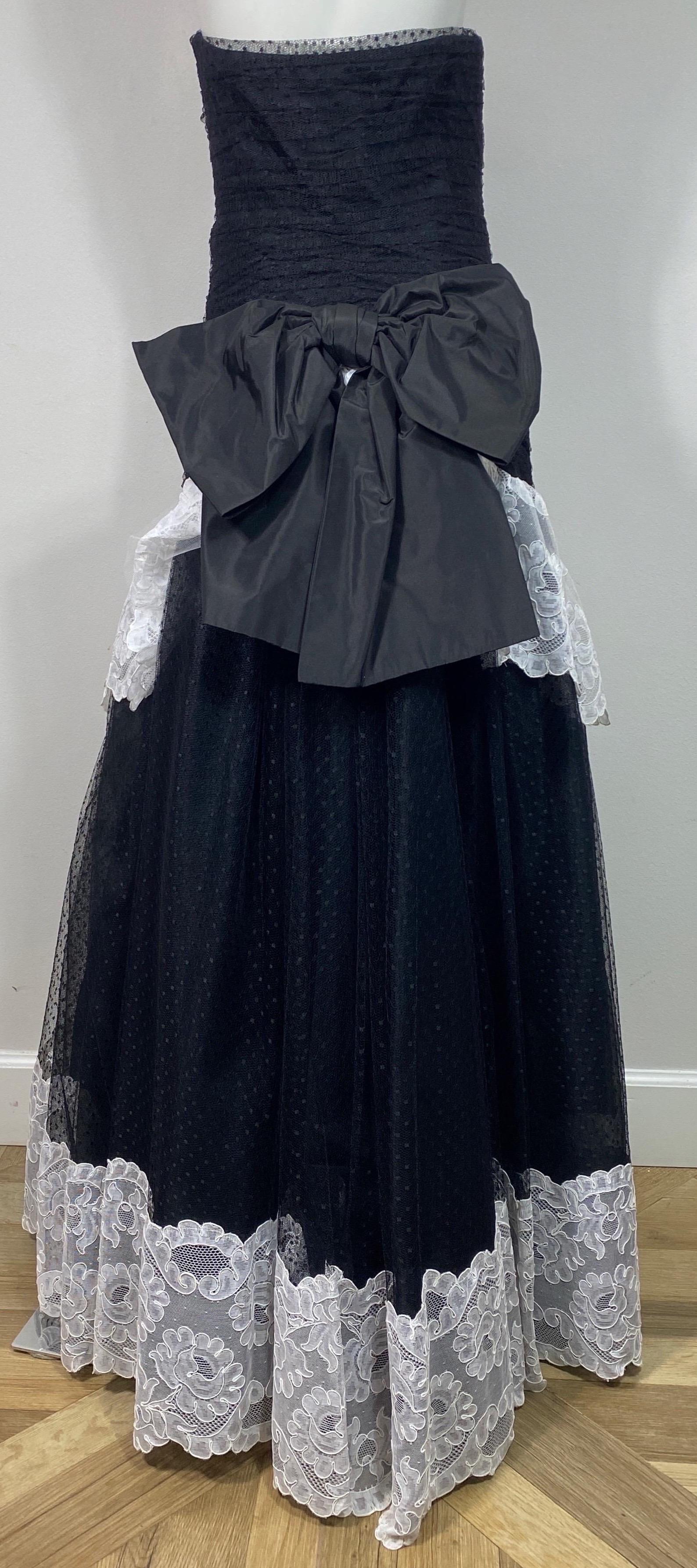 Bellville Sassoon Late 1980’s Black and White Point D’Esprit Gown - Size 8 For Sale 5