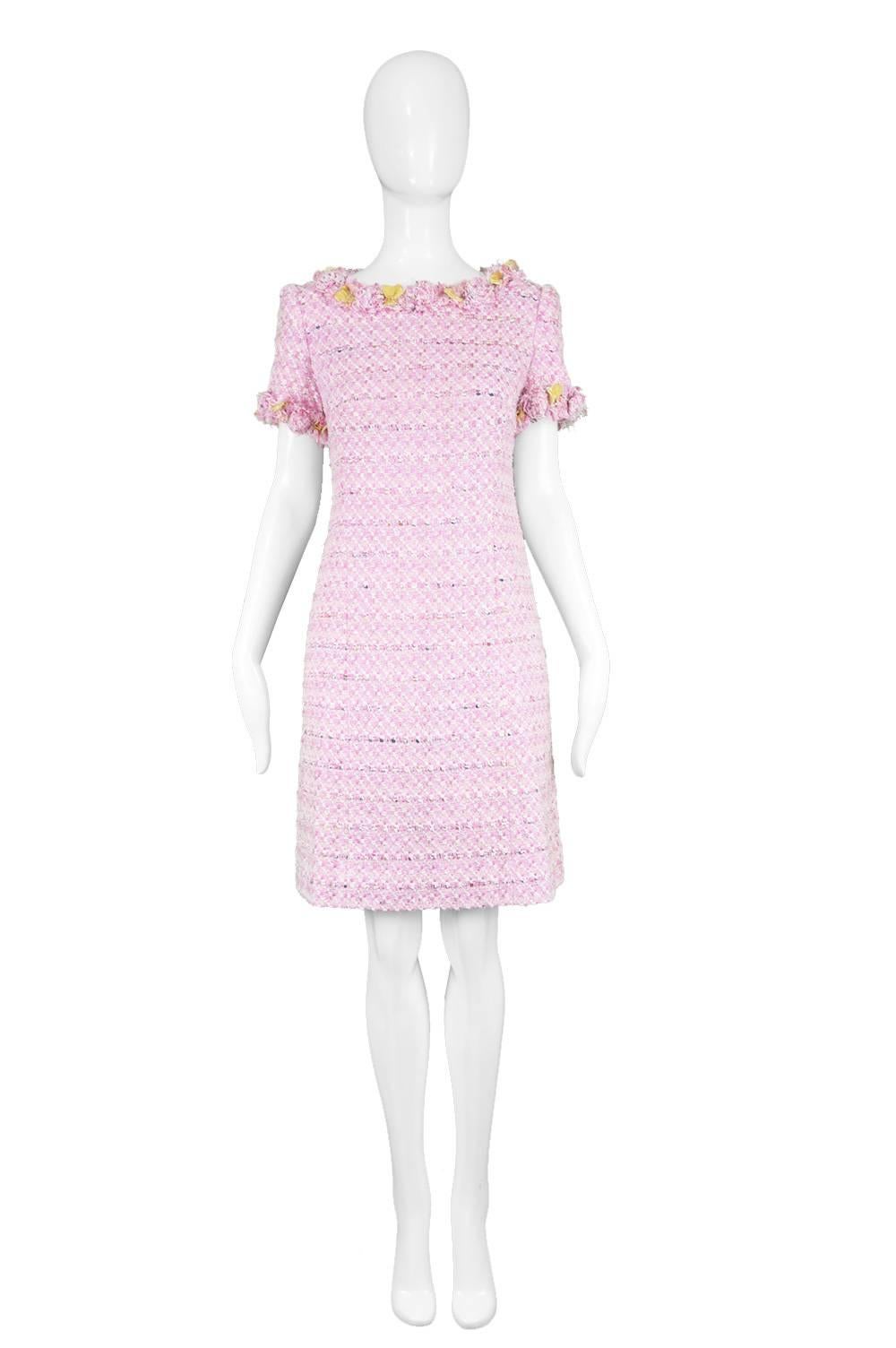 Bellville Sassoon Vintage 1990s Pink & White Bouclé Tweed Shift Dress

Size: UK 10/ US 6/ EU 38. Please check measurements. 
Bust - 34” / 86cm
Waist - 30” / 76cm
Hips - 36” / 91cm
Length (Shoulder to Hem) - 35” / 89cm
Shoulder to Shoulder - 14” /
