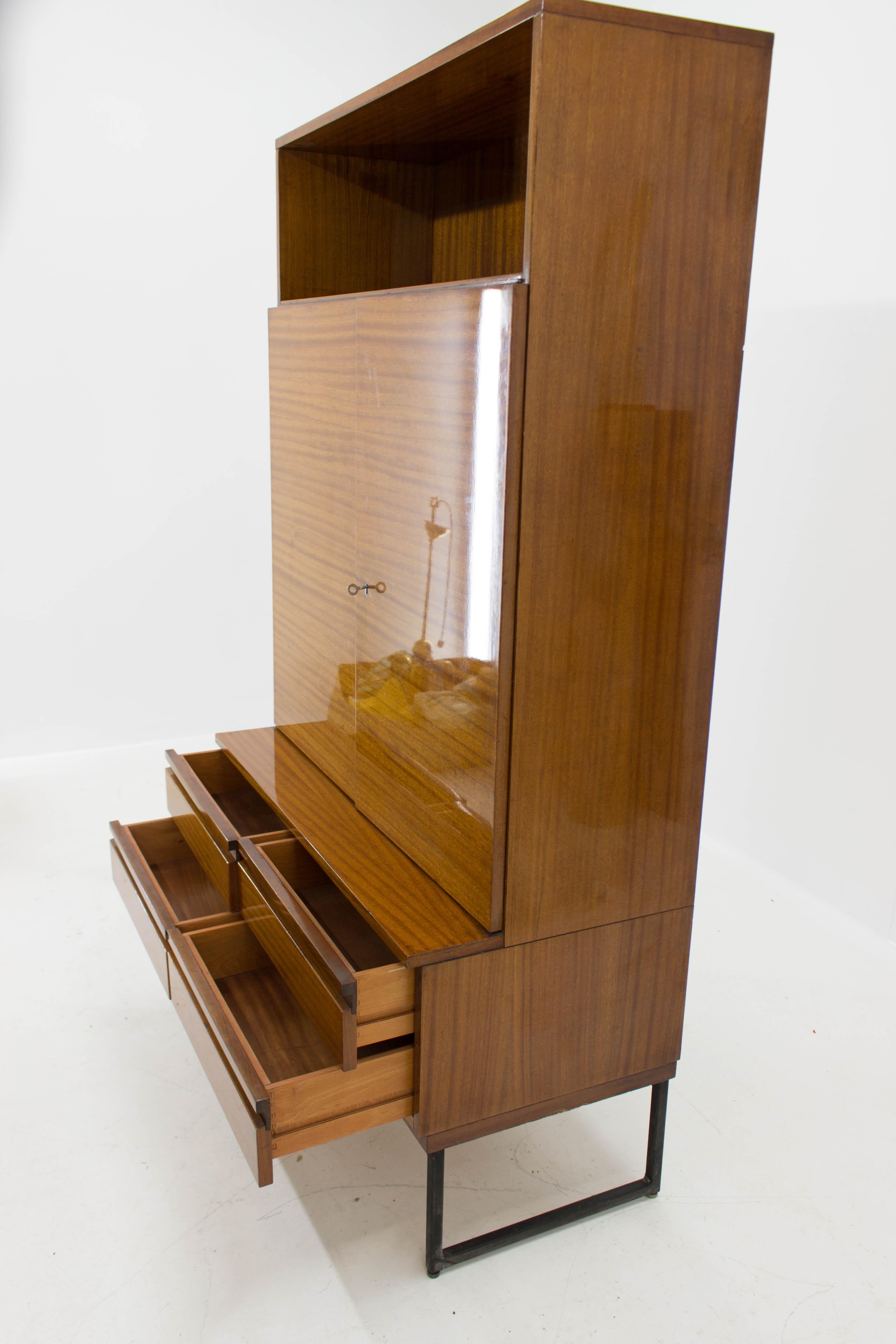 Fin du 20e siècle Armoire Belmondo avec étagères et tiroirs en finition brillante:: 1970 en vente