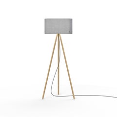 Lámpara de pie Belmont en Silverdale con patas de roble by Pablo Designs