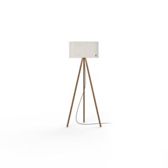 Lampada da terra Belmont in bianco con gambe in noce di Pablo Designs