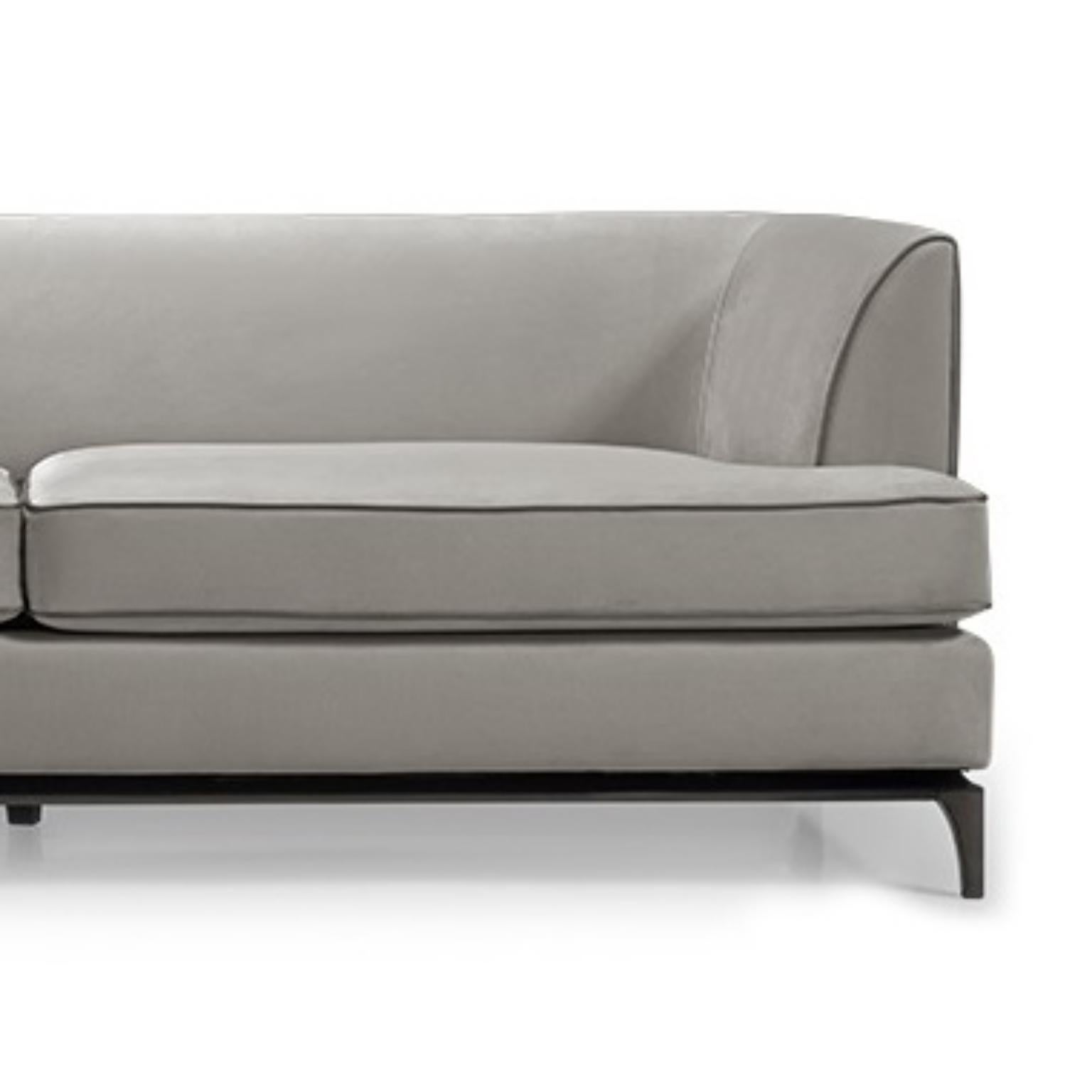 Langes Sofa von Memoir Essence
Abmessungen: T 90 x B 220 x H 75 cm.
MATERIALIEN: Samt SFY, Satin AB und Lack.

Auch in Stoffen des Kunden erhältlich. Bitte kontaktieren Sie uns.

Das Sofa Belong ist ein opulentes und stark geformtes Sofa. Die