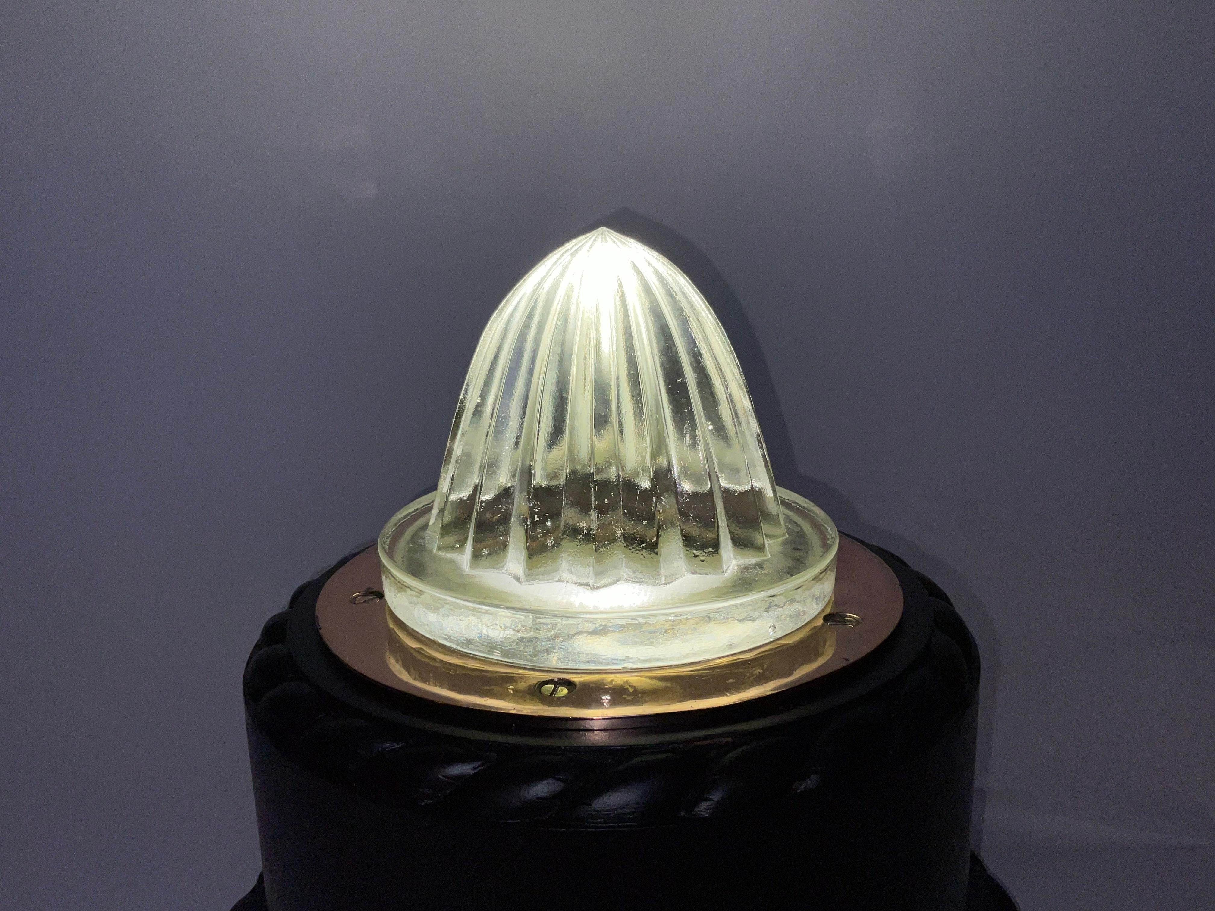 Below Deck Light Prism Mounted to a Base In Good Condition For Sale In Norwell, MA