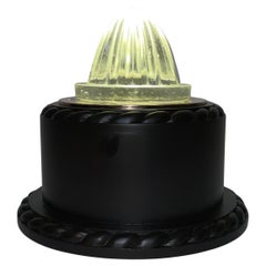 Prisma de Luz Bajo Cubierta Montado en una Base