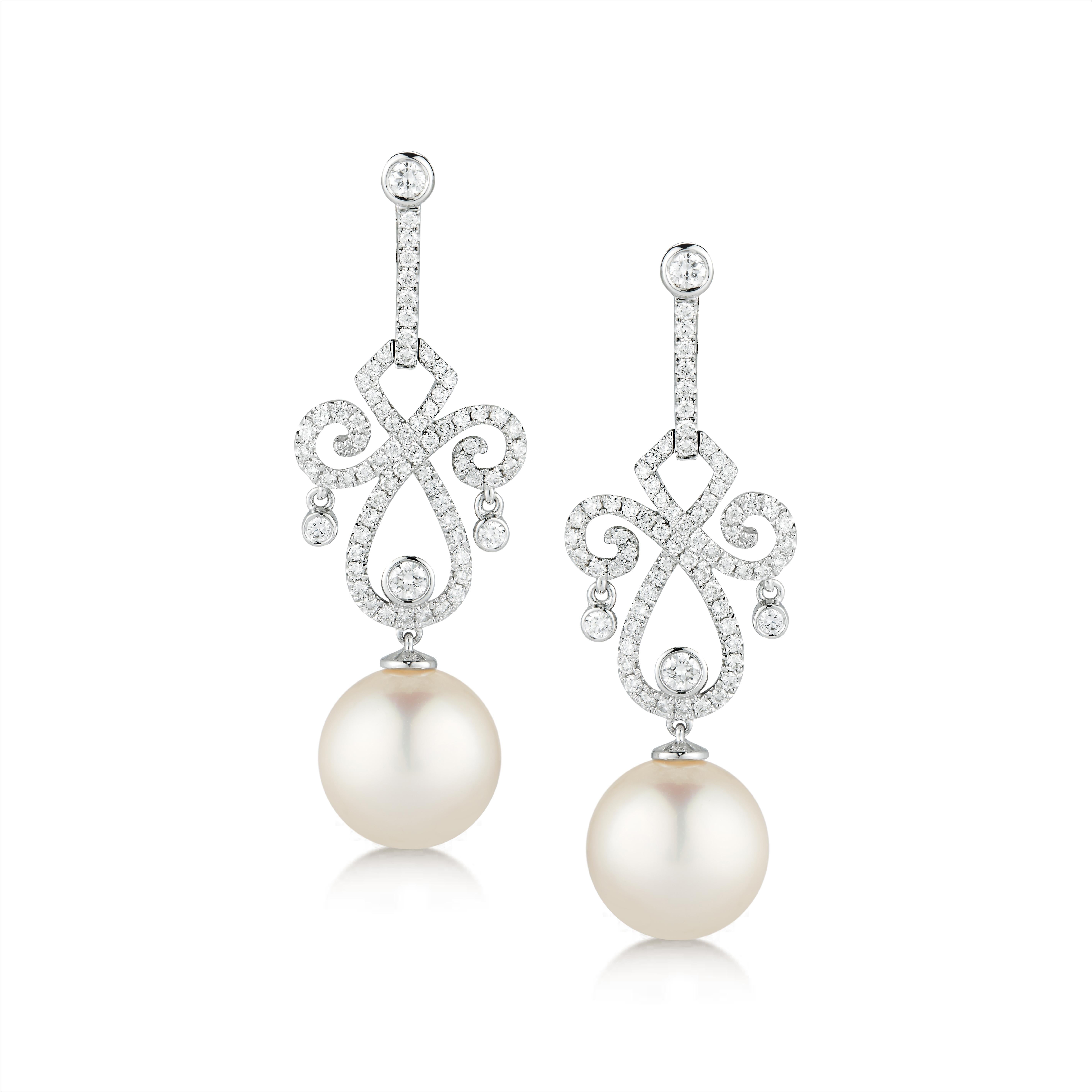 Retro BELPEARL Chandelier South Sea Pearl, Earrings Set in 18 Karat Gold & Diamonds For Sale