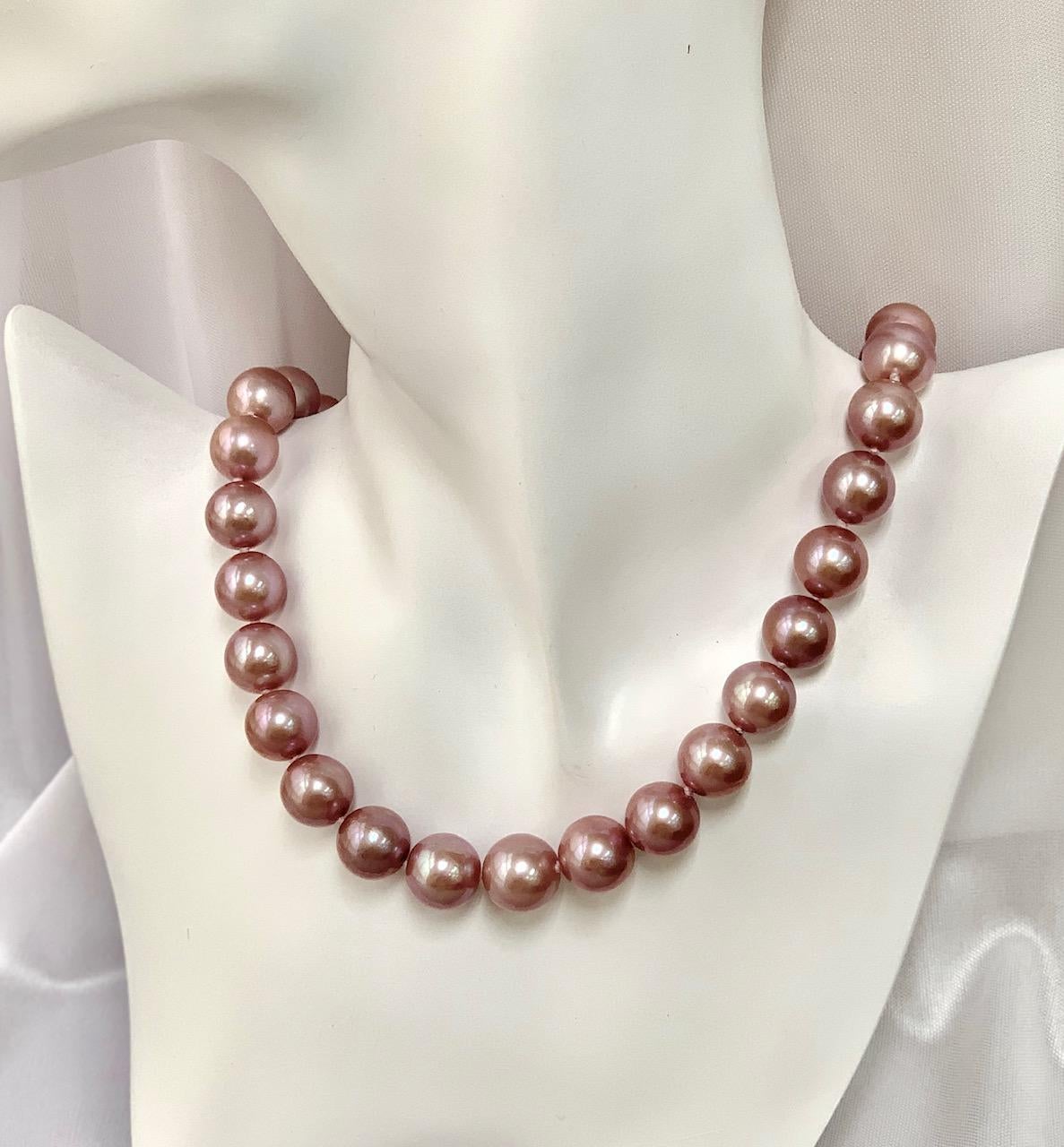 Striking and feminine Kasumiga Pearl Necklace
Pearls: 37pieces 12.1-11.0mm Purple Kasumiga Pearls
Gold: 18K White Gold
