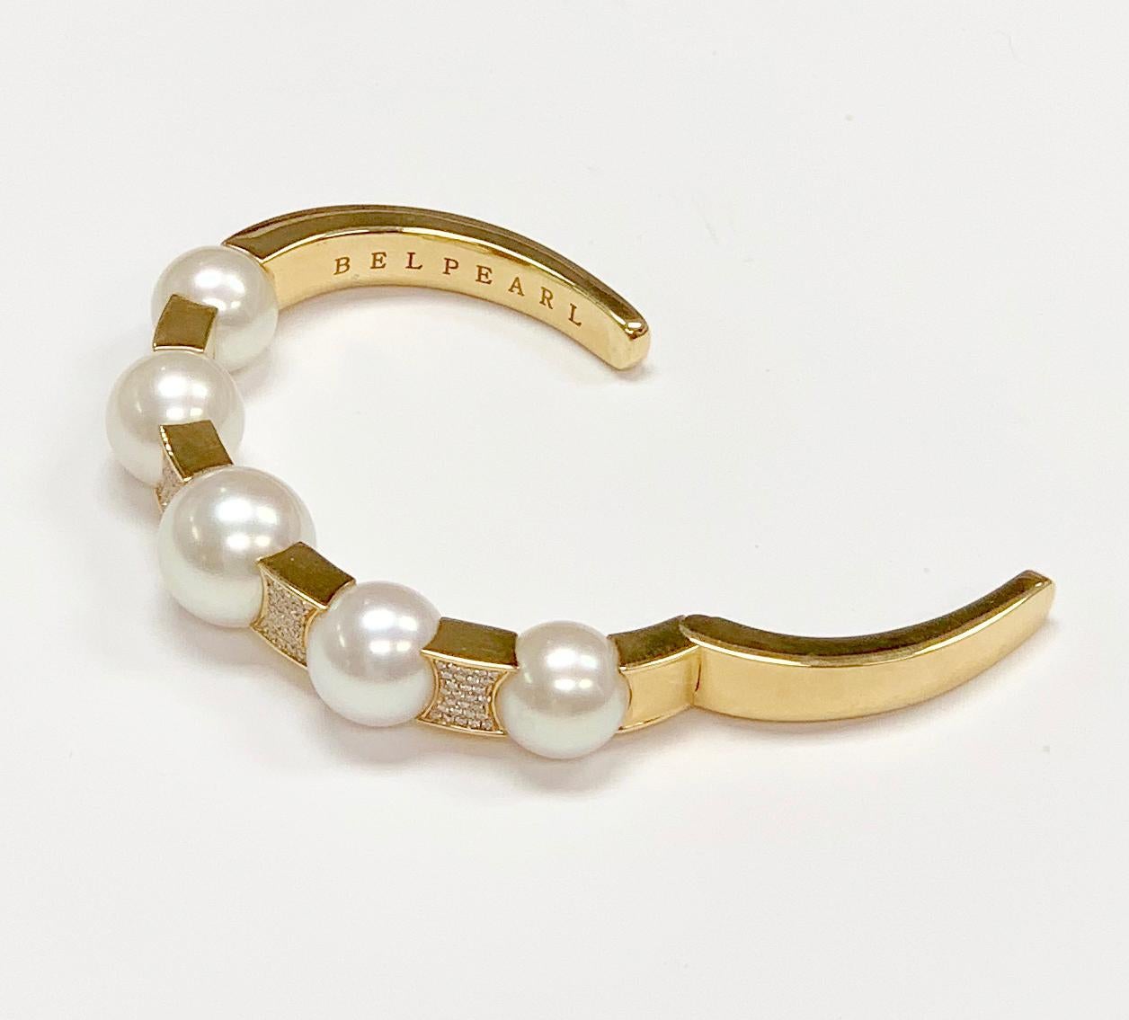 Exquisite Cuff made with Graduated White South Sea pearls set in 18K yellow gold.
Stunning design with a center pearl measuring 15mm, this cuff will enhance you style and make you stand out from the crowd.
Available with Golden South pearls as well