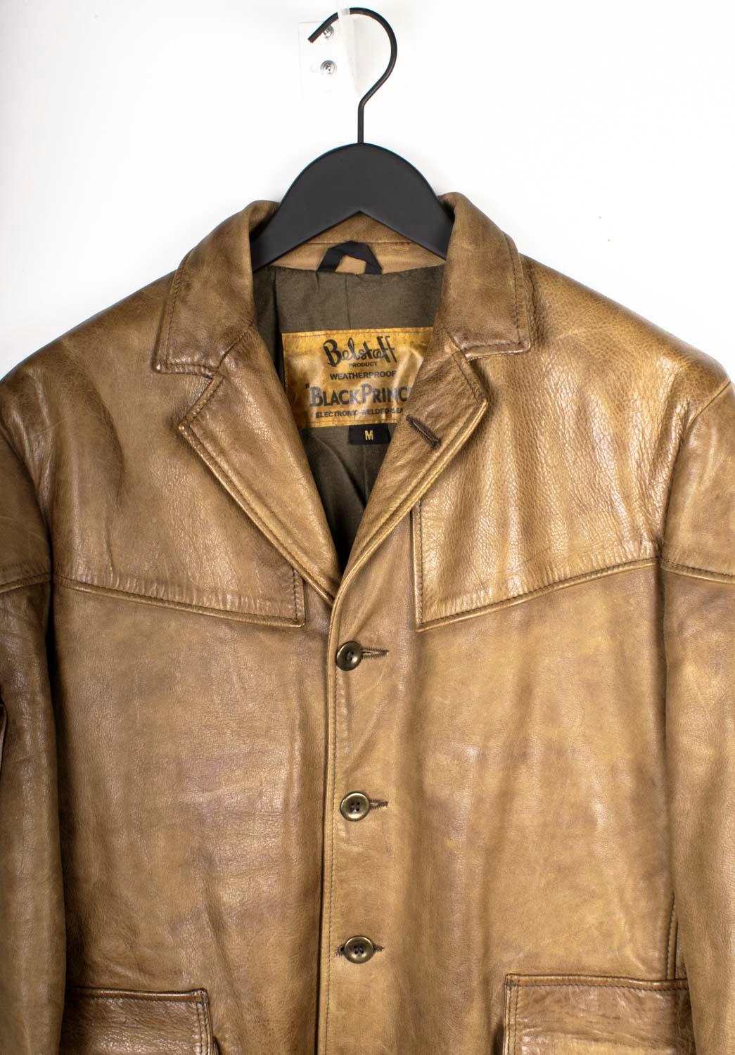 Controlla le mie altre inserzioni. Ho molti altri abiti firmati in vendita. Aperto a qualsiasi offerta.
L'articolo in vendita è una giacca Belstaff Black Prince da uomo autentica al 100%, TRNU0
Colore: marrone
(Il colore effettivo può variare