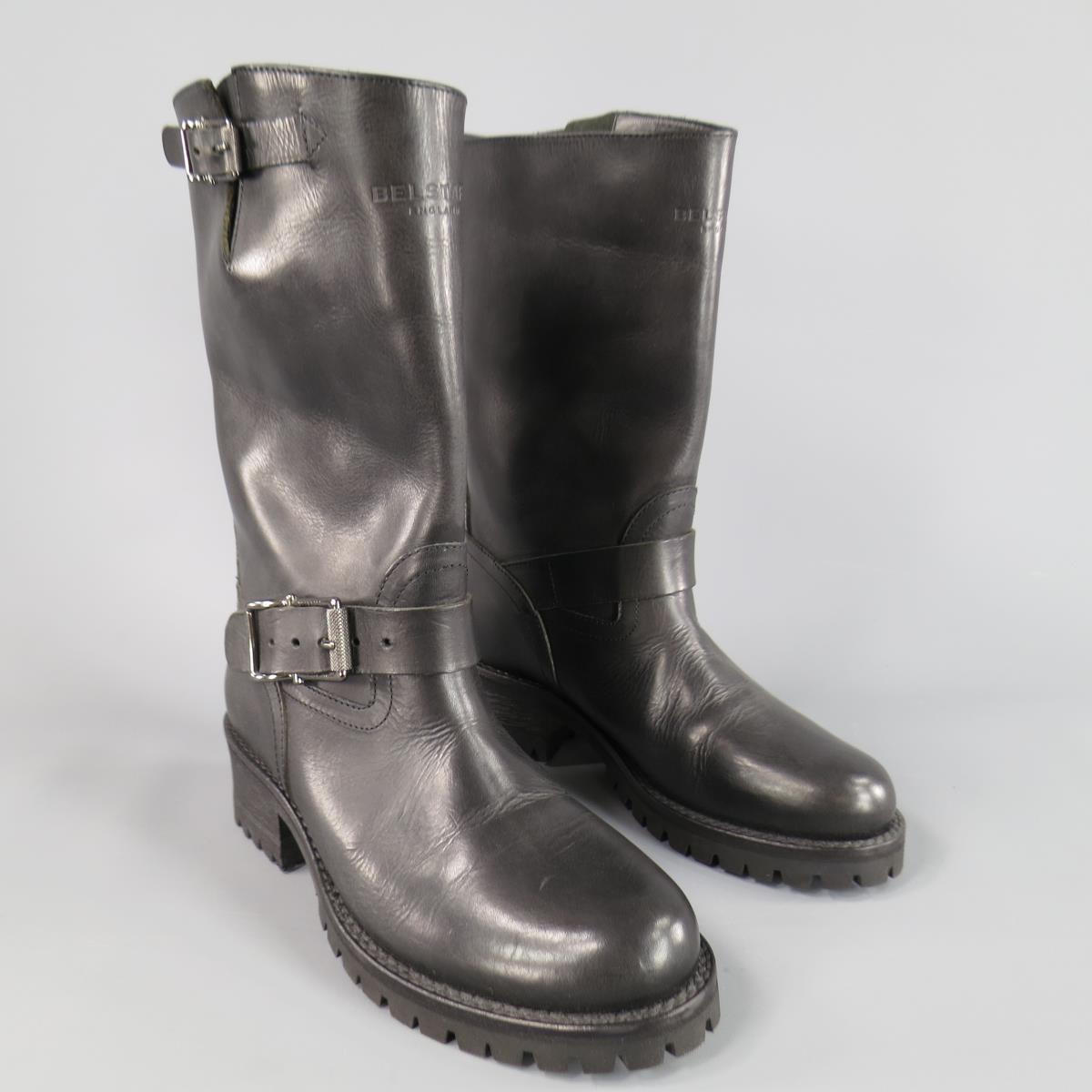 BELSTAFF Boots consists of leather material in a black color tone. Designed with a round-toe front, high neck collar, adjustable side belts with silver buckle's and tone-on-tone stitching throughout back heel. Detailed with top embossed logo, back