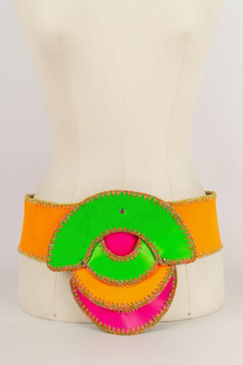 Paco Rabanne - Fluorescent colored leather belt. Accessory dating from the 1968 collection. To note, presence of stains on the leather. Not signed. 

Additional information: 
Dimensions: Length: 82.5 cm
Condition: Good condition
Seller Ref number: