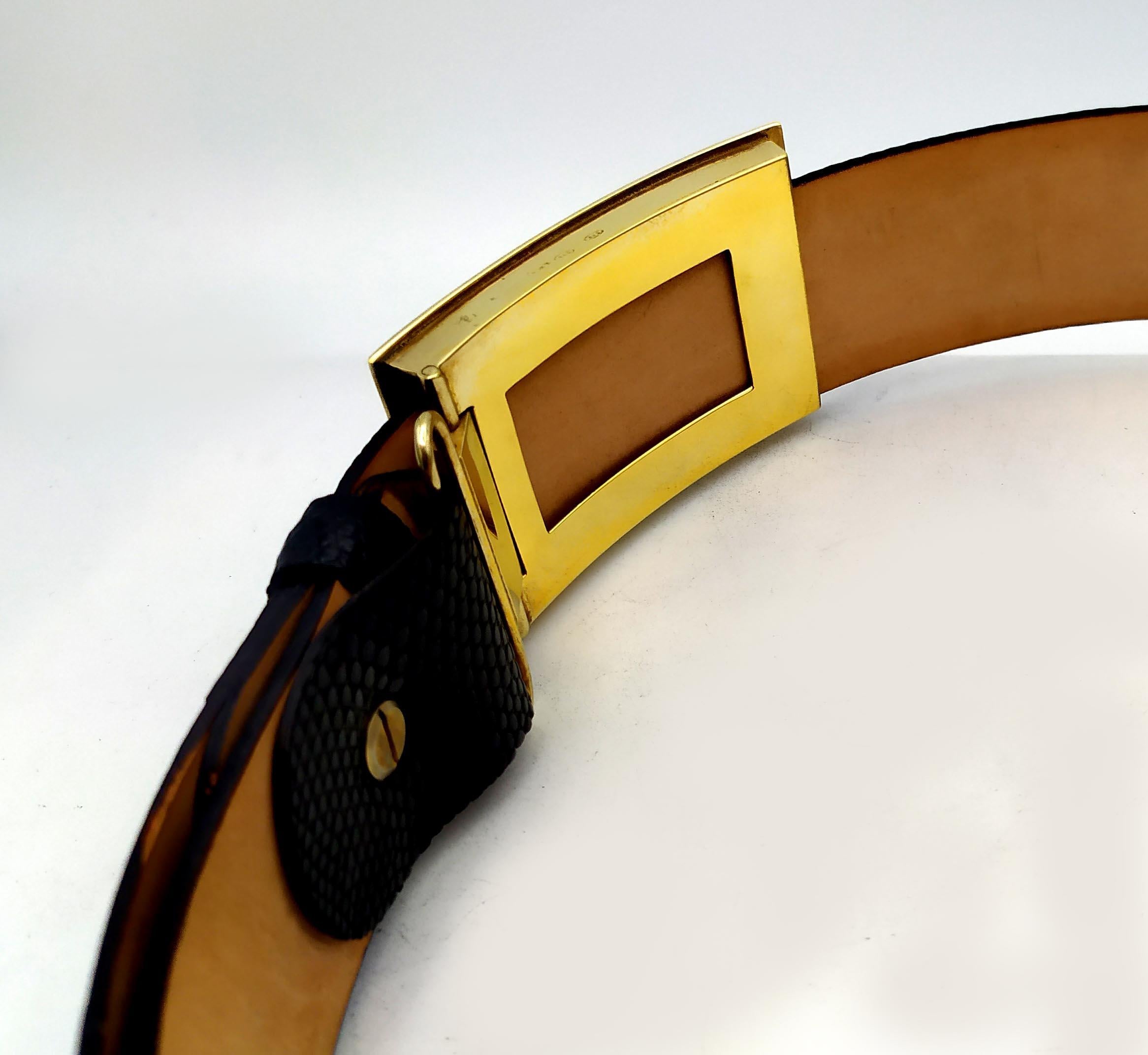 Cintura in vero rettile lucertola nero con fibbia rettangolare in argento 925/1000 dorato con smalto cotto traslucido su guillochè circondato da incisione di foglie smaltate, in stile Impero Francese Napoleone III. Dimensioni cm. 5.2 x 7.2. Peso gr.