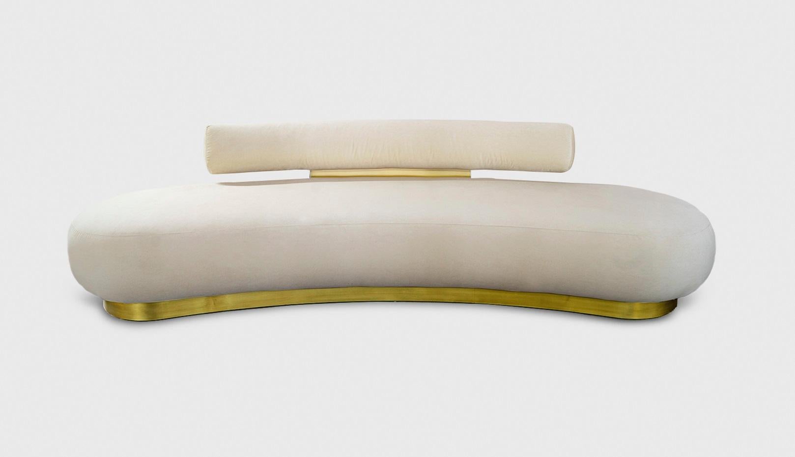 Canapé Beluga Curvo par Atra Design
Dimensions : D 270 x L 96,9 x H 70 cm.
MATERIAL : Tissu en laine de mouton Rubelli, laiton.
Disponible dans d'autres tissus et finitions en laiton.

Design/One
Nous sommes Atra, une marque de mobilier produite par