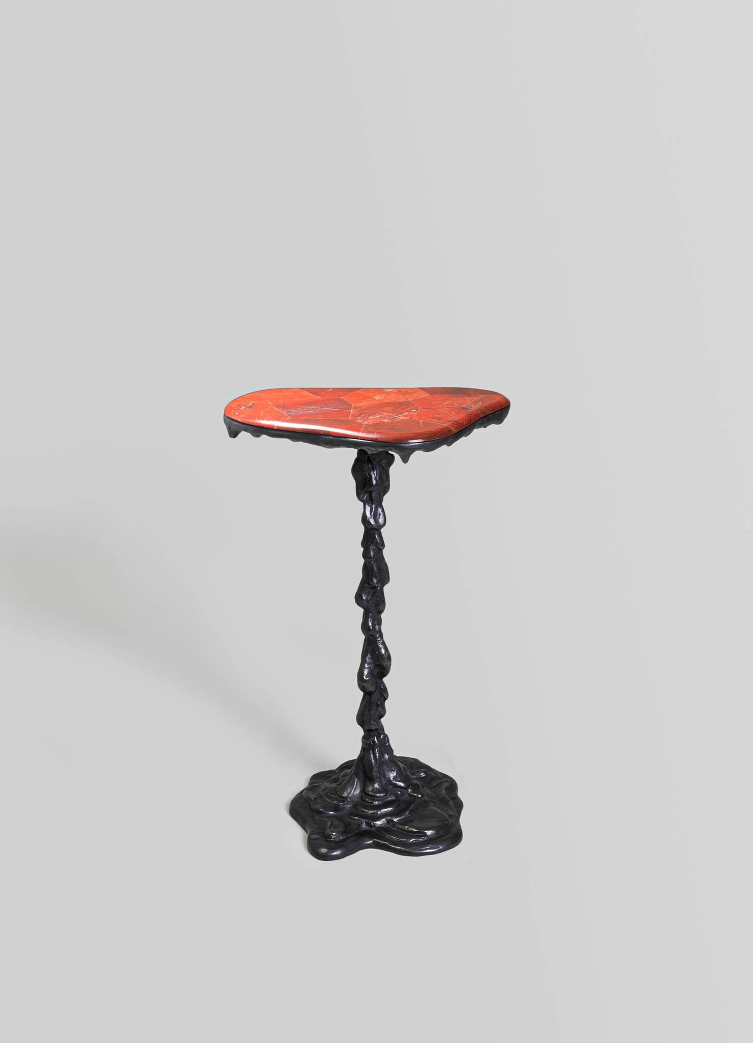 Grande table d'appoint Belum en laiton avec pierre semi-précieuse Viya de Vikram Goyal

Sculptures suspendues, sculptées par les minéraux et l'eau, les stalactites sont un véritable spectacle. Semblant figées dans le temps et pourtant se développant
