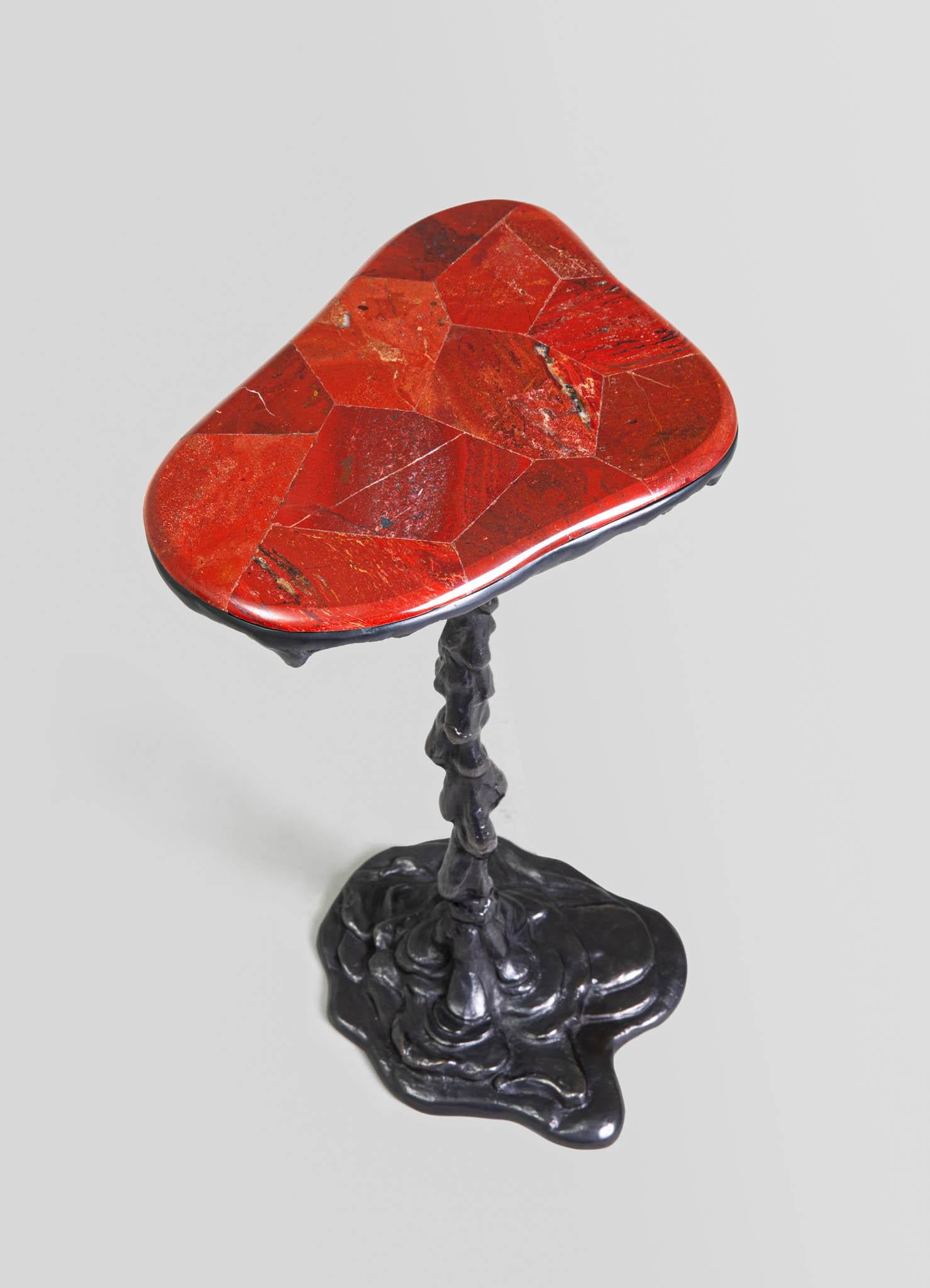 Moulage Grande table d'appoint Belum en laiton avec pierre semi-précieuse Viya de Vikram Goyal en vente