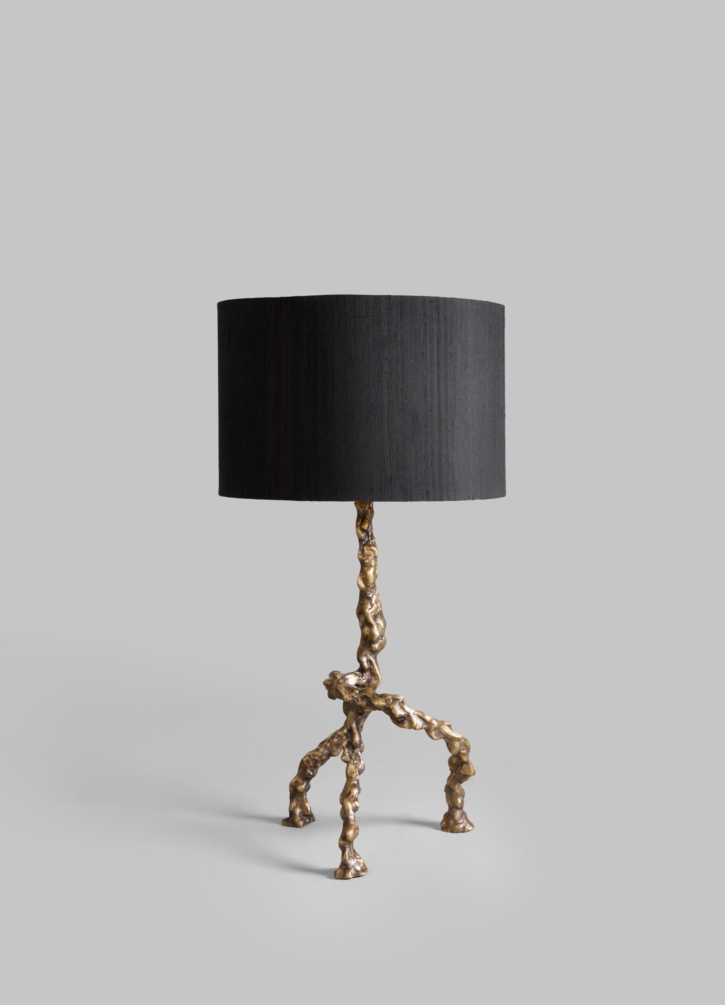 Lampe à poser Belum en laiton, Viya by Vikram Goyal

Sculptures suspendues, sculptées par les minéraux et l'eau, les stalactites sont un véritable spectacle. Semblant figées dans le temps et pourtant se développant imperceptiblement, ces magnifiques