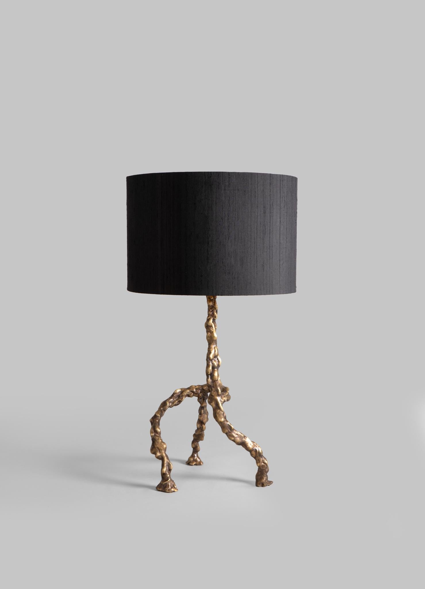 Fait main Lampe à poser Belum en laiton, Viya by Vikram Goyal en vente