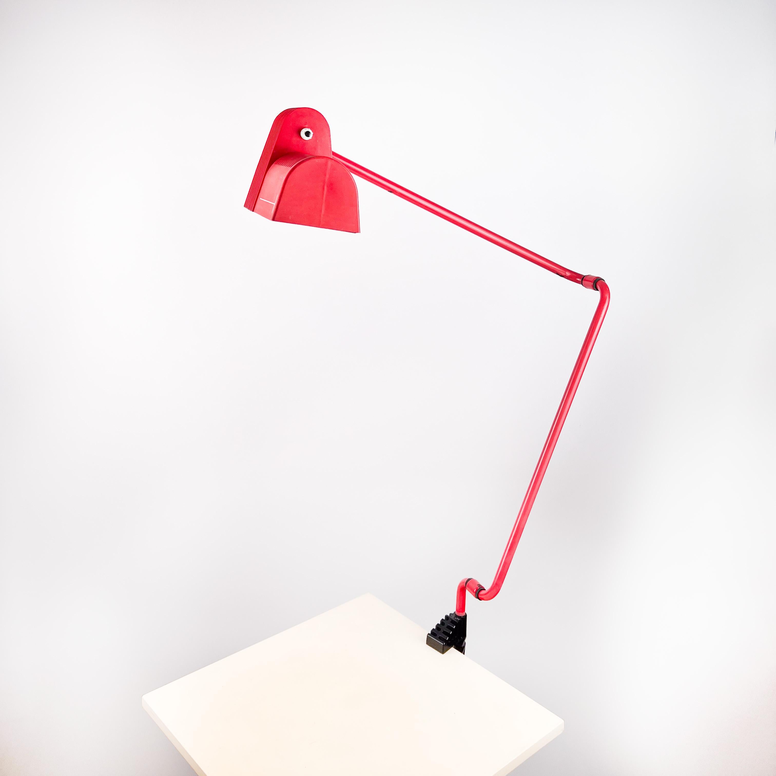Belux System lamp designed by Guillermo Capdevilla, 1981.

Two mobile arms made of red lacquered metal, the plastic lampshade.

Plastic table holder. E27 bulb

The arms measure 110 cm. fully extended, each measures 50 cm.
