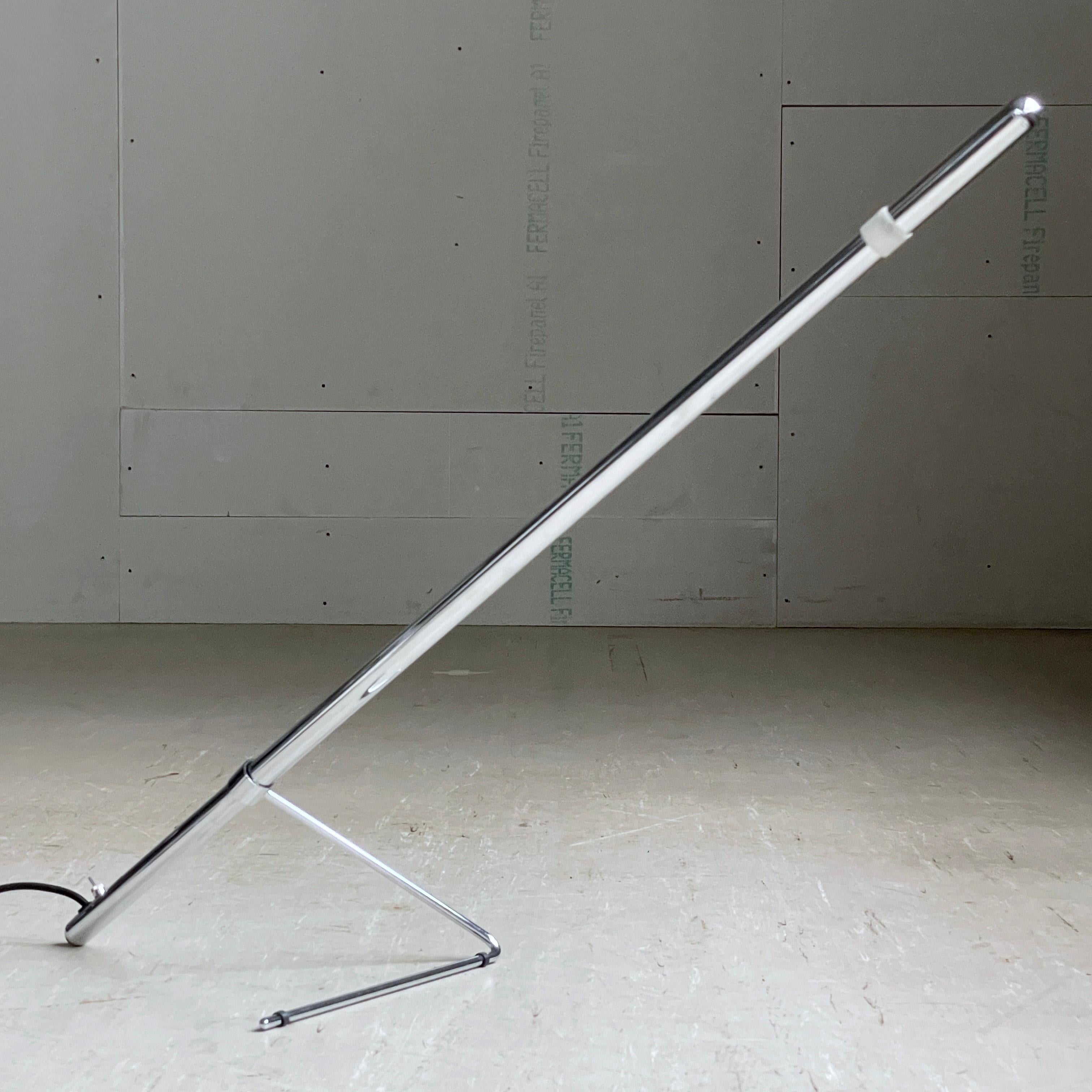 Lampe de bureau 'Turbo 01' du designer allemand Joe Niemeyer. 
Produit par Belux, Suisse. Le minimalisme moderne suisse.
Lauréat d'un concours de design en 1984 pour Belux, Suisse.
Conception tubulaire en acier chromé pouvant pivoter à 360° sur une