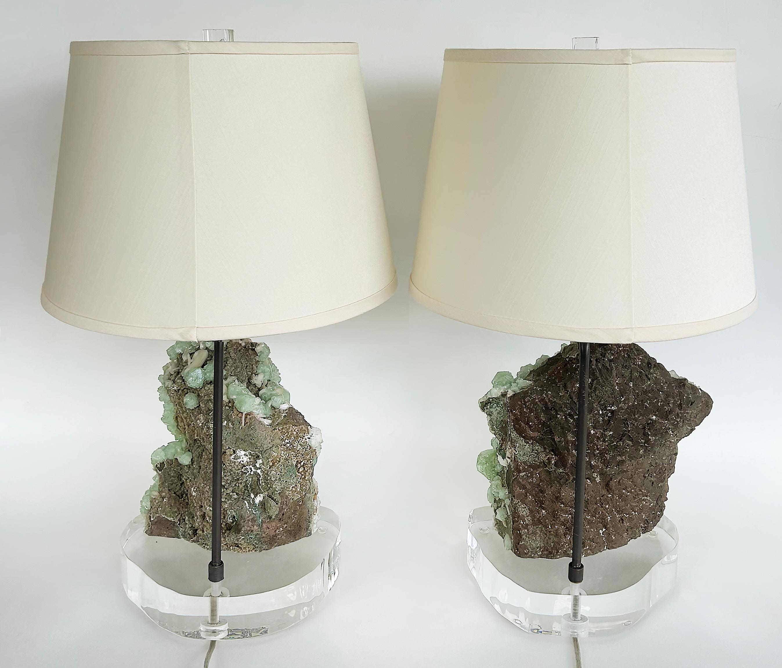Belvedere  Lampes grappe en cristal de quartz apophyllite naturel avec lucite en vente 3