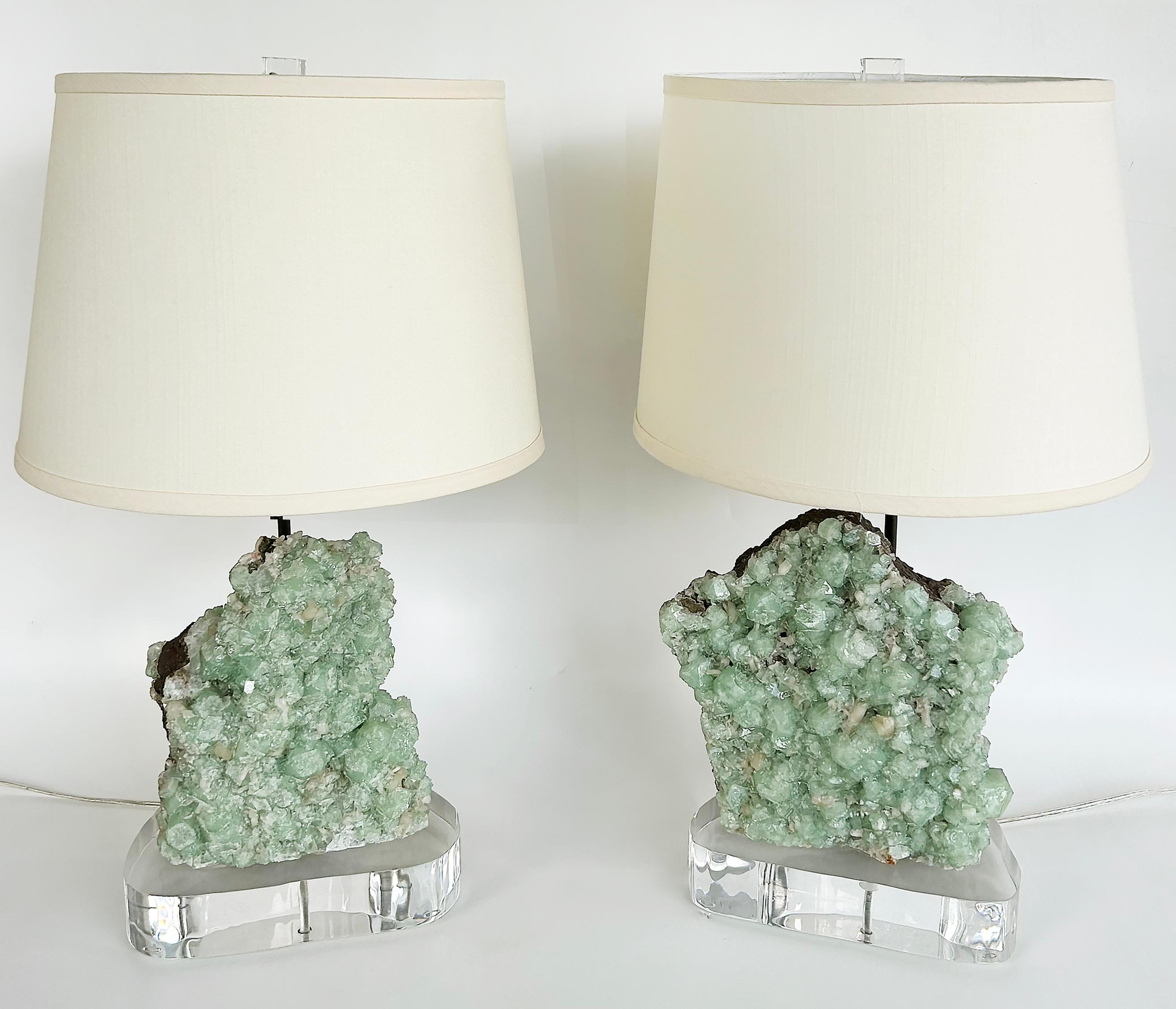 Belvedere - Lampes en forme de grappe en cristal de quartz apophyllite naturel avec Lucite

Offert à la vente est une merveilleuse paire de organique moderne spécimen de quartz de cristal naturel Apophyllite grappes de cristal montés comme lampes de