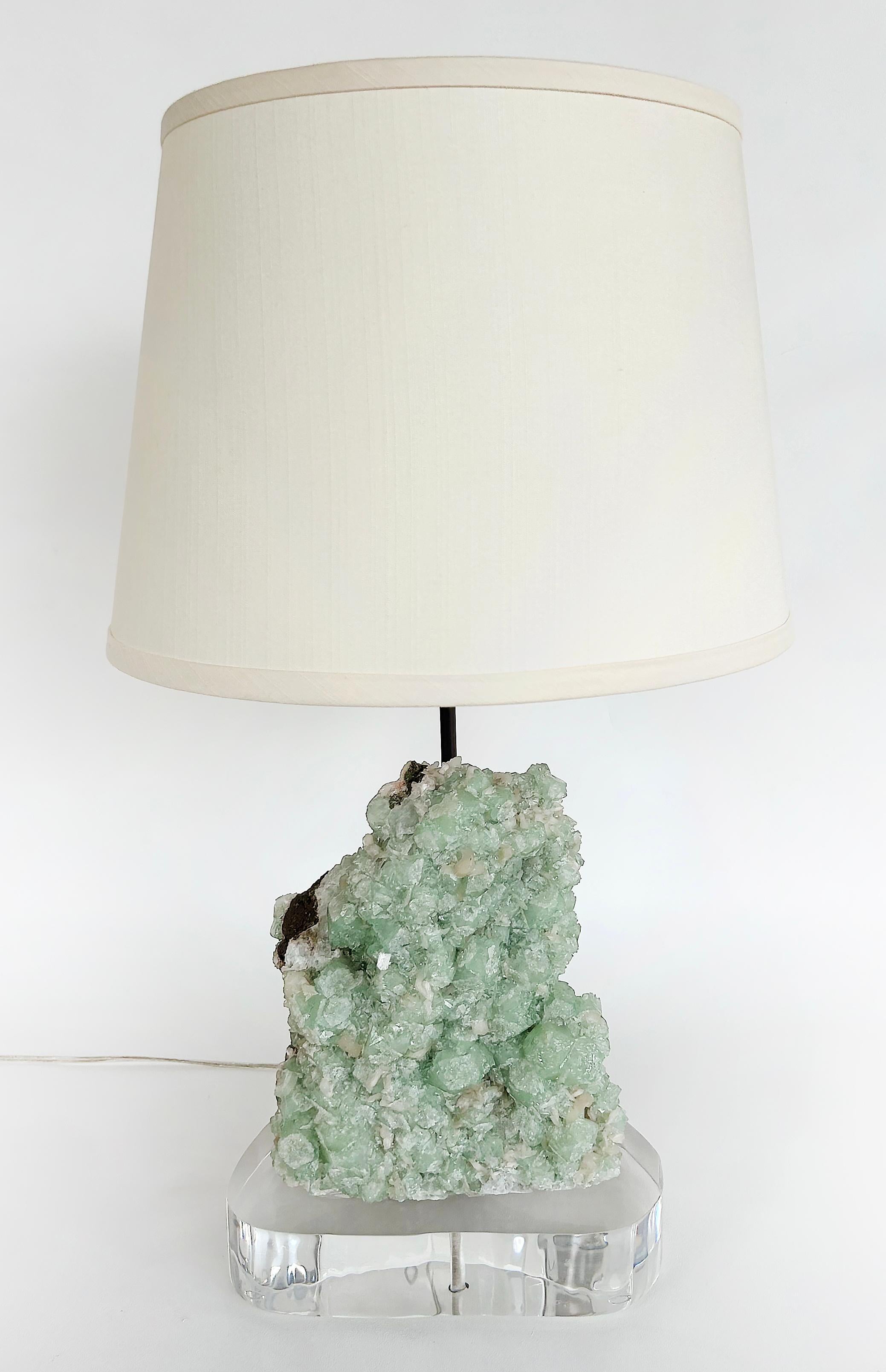 Organique Belvedere  Lampes grappe en cristal de quartz apophyllite naturel avec lucite en vente