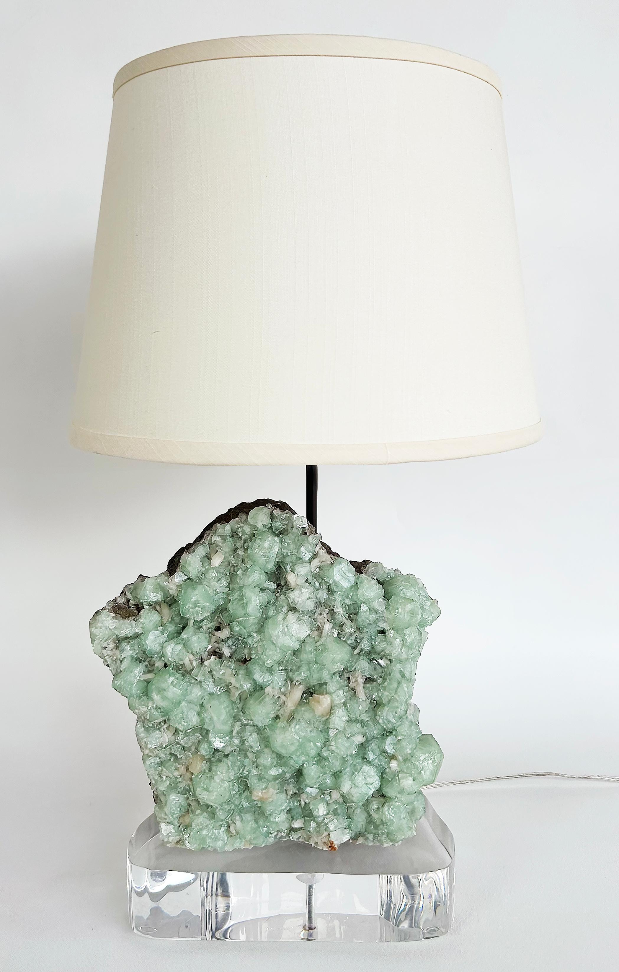 Américain Belvedere  Lampes grappe en cristal de quartz apophyllite naturel avec lucite en vente