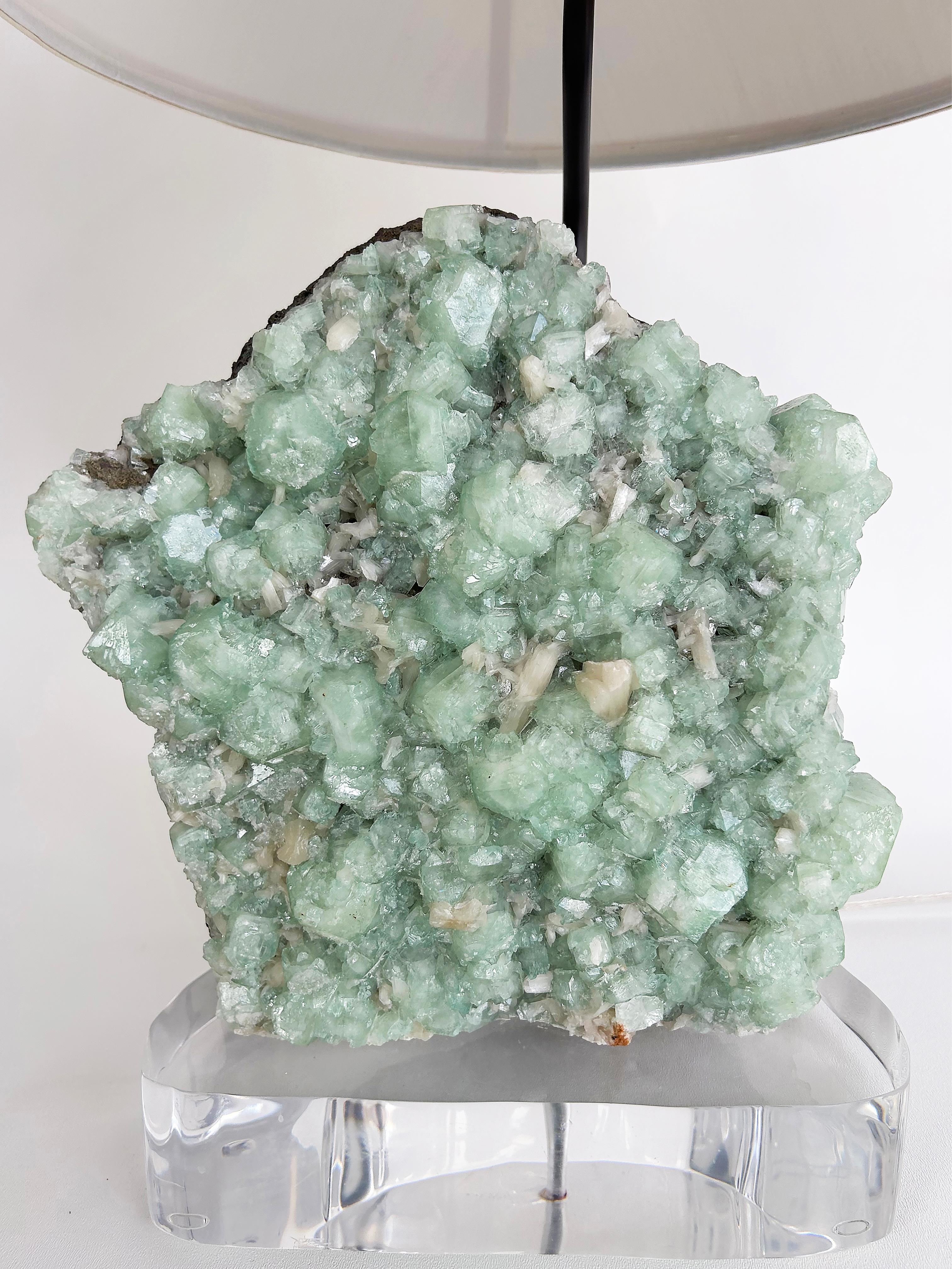 Belvedere  Lampes grappe en cristal de quartz apophyllite naturel avec lucite Bon état - En vente à Miami, FL