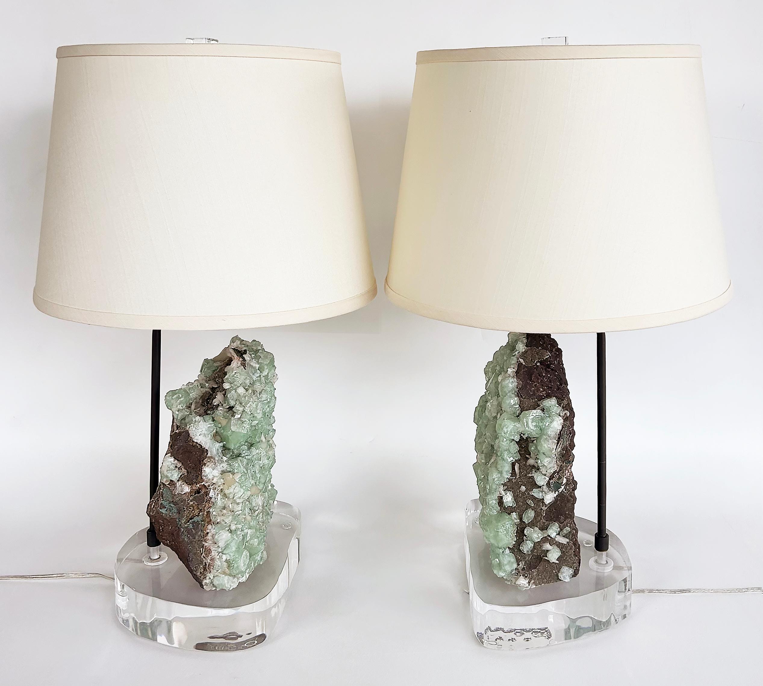 Belvedere  Lampes grappe en cristal de quartz apophyllite naturel avec lucite en vente 1