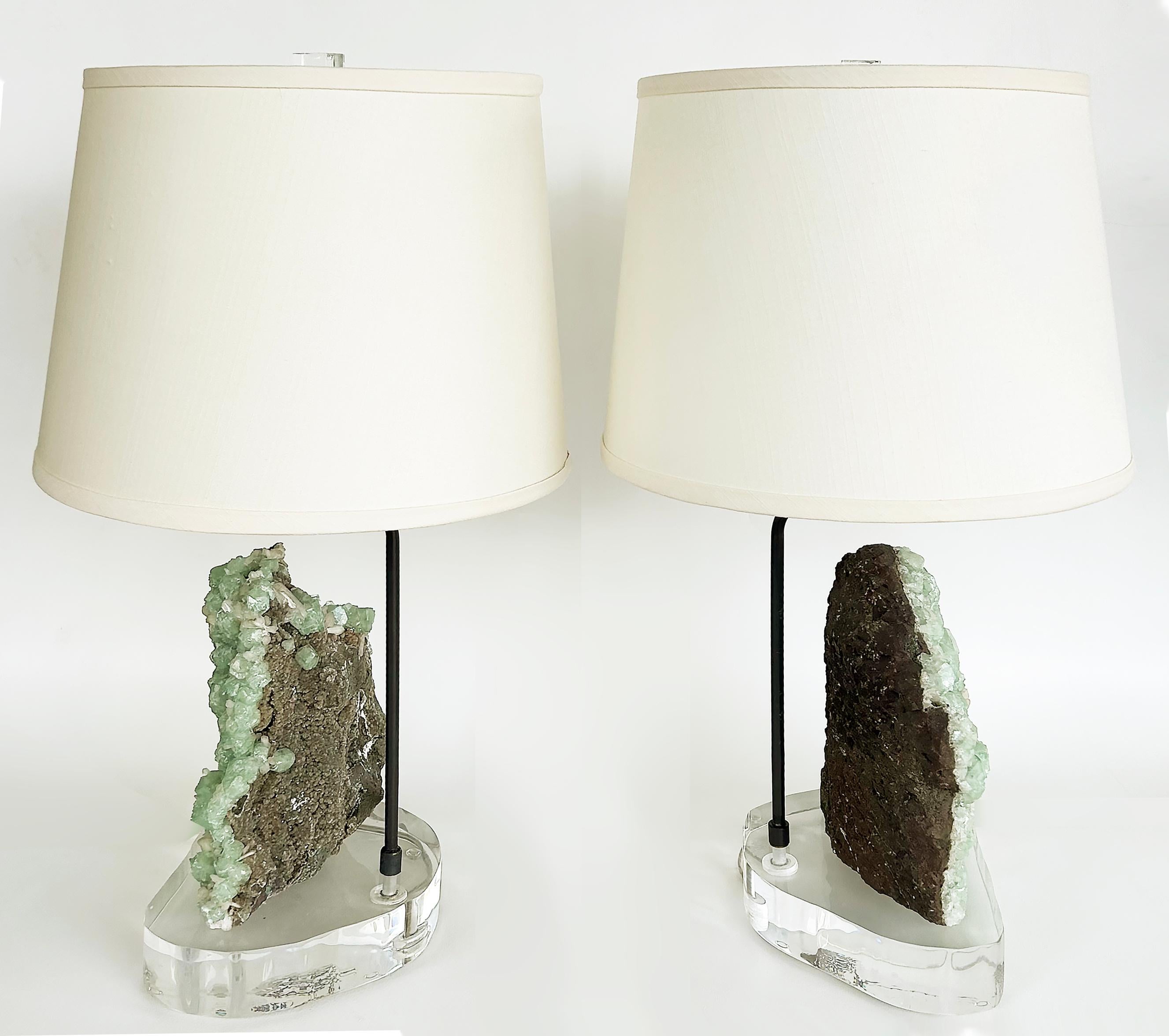 Belvedere  Lampes grappe en cristal de quartz apophyllite naturel avec lucite en vente 2