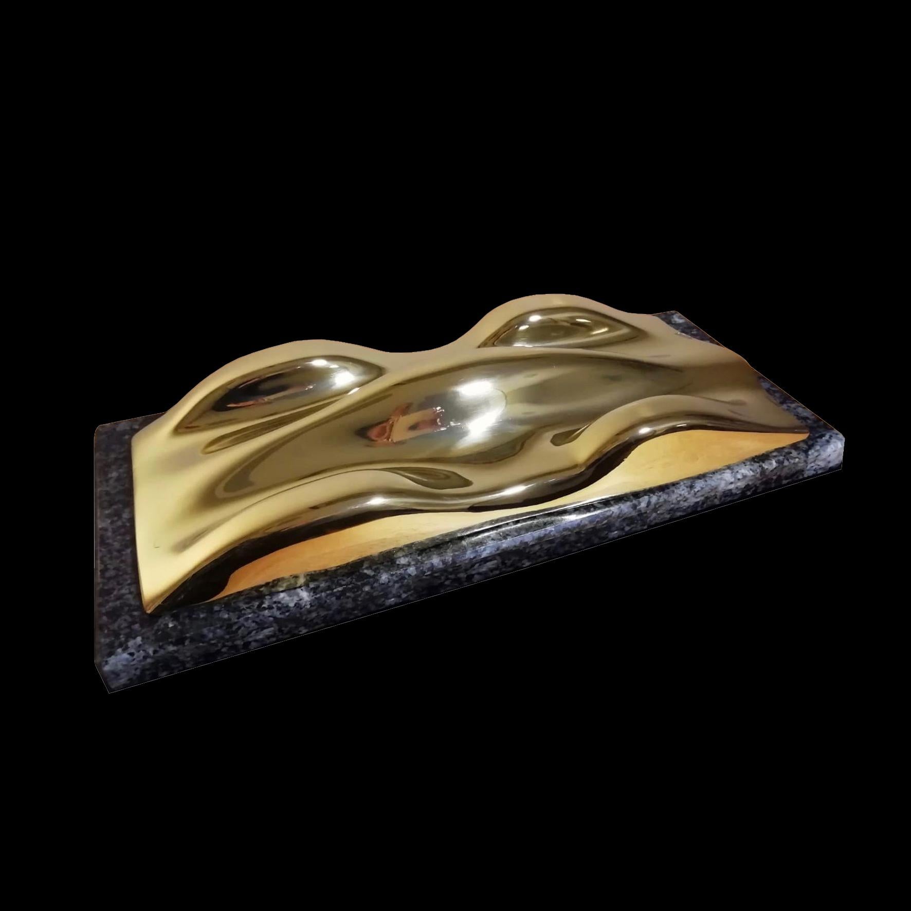 Reverso

A gilt plaster model of a racing car.
On a Cheyenne marble or rectangular wood base.

Belzoni finds inspiration in the legendary racing cars of the 1950s and the 1960s.
His elegant sculptures epitomize the spirit of a glorious