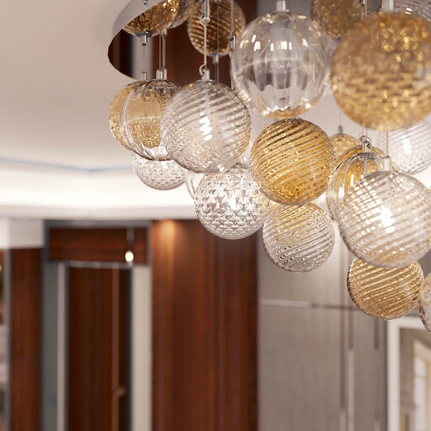 Bembo è un lampadario da soffitto decorativo ovale 16 luci con 43 sfere.‎ Forme innovative in una plafoniera di design.‎
Questa creazione di illuminazione è realizzata completamente a mano dai Maestri vetrai secondo antiche e segrete tradizioni