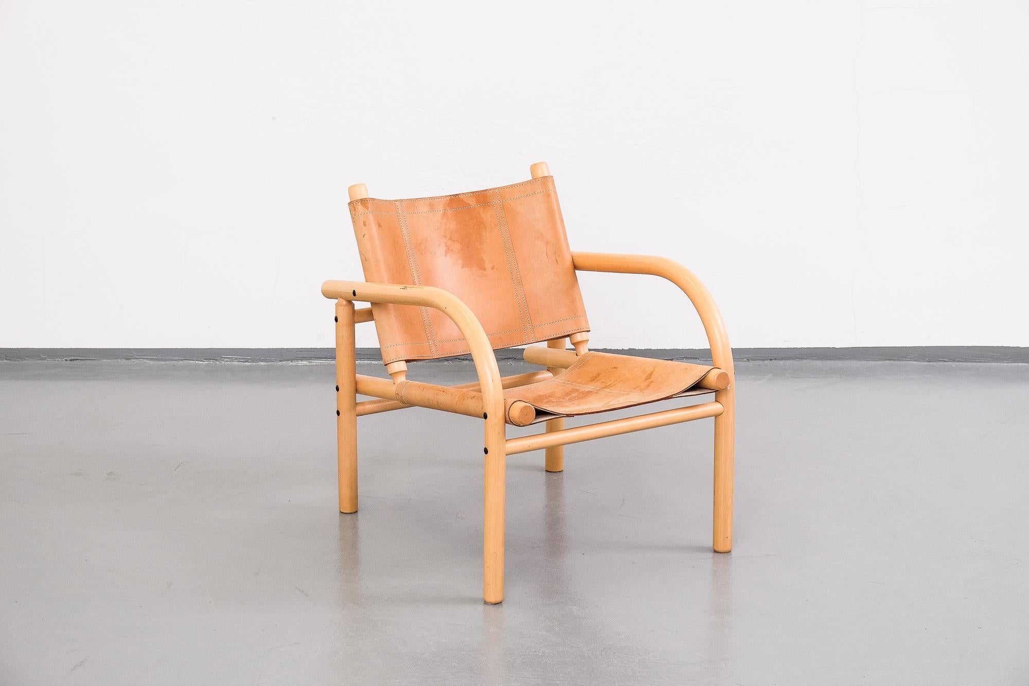 Classic safari chair from Finland designed in 1974 by Ben af Schultén for Artek. Birch frame with seat and back in patinated natural leather. This is the bigger lounge chair model.

         