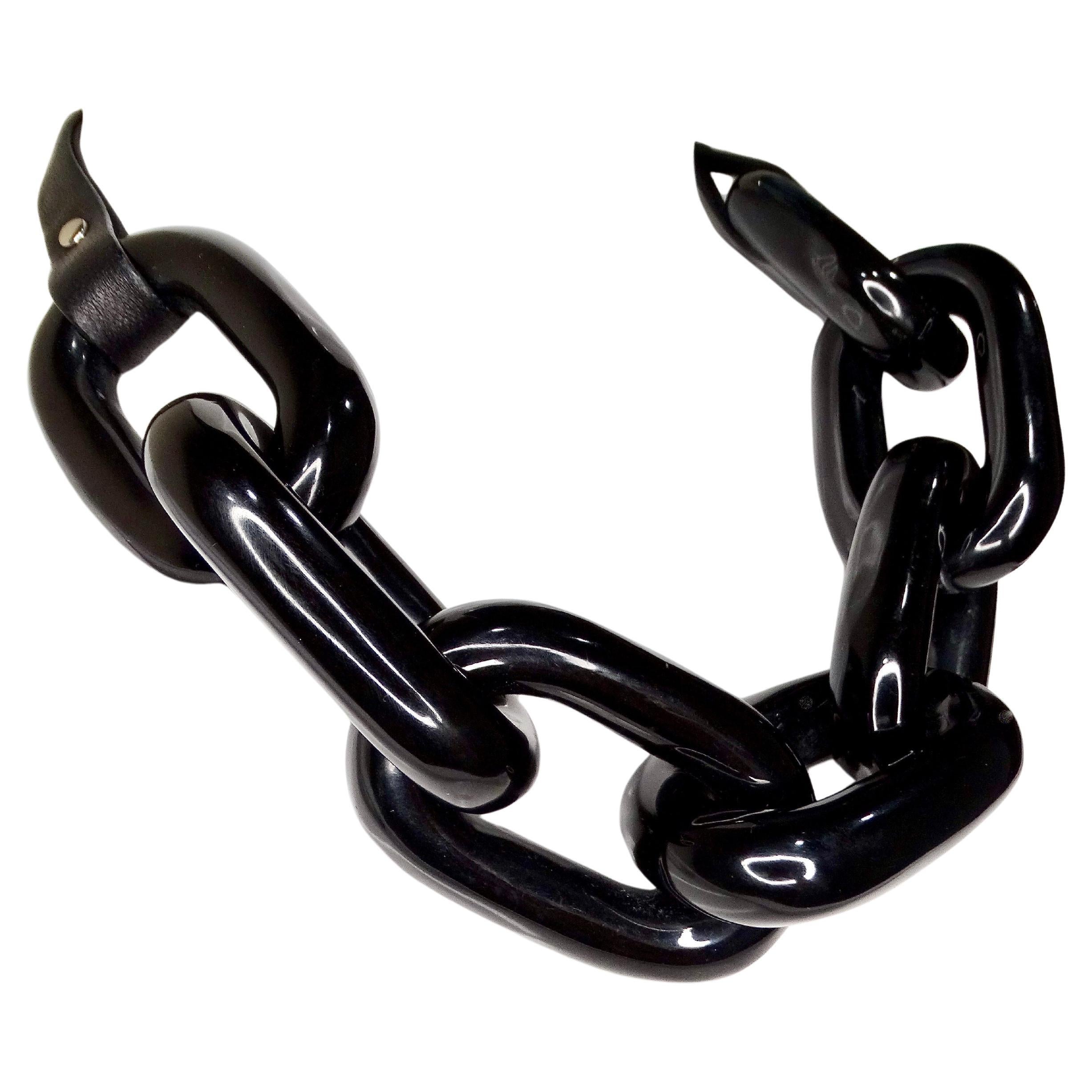 Le collier en cuir et maillons de chaîne en résine noire de Ben-Amun est une pièce d'affirmation frappante qui combine sans effort l'audace et la sophistication. Le collier est composé d'importants maillons en résine noire, chacun ayant une finition