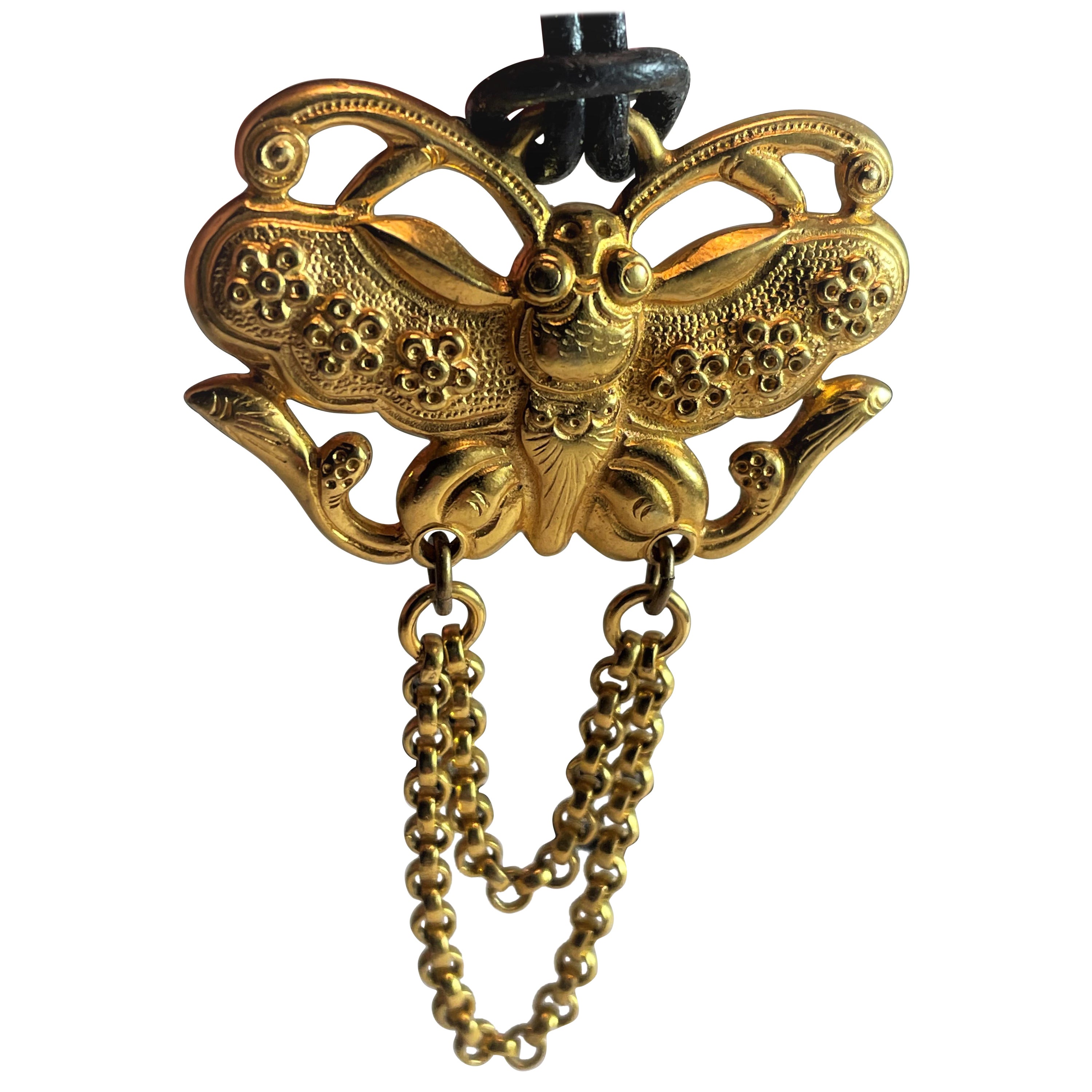 Colgante de mariposa estilizada Ben Amun en tono dorado con cordón de cuero en venta