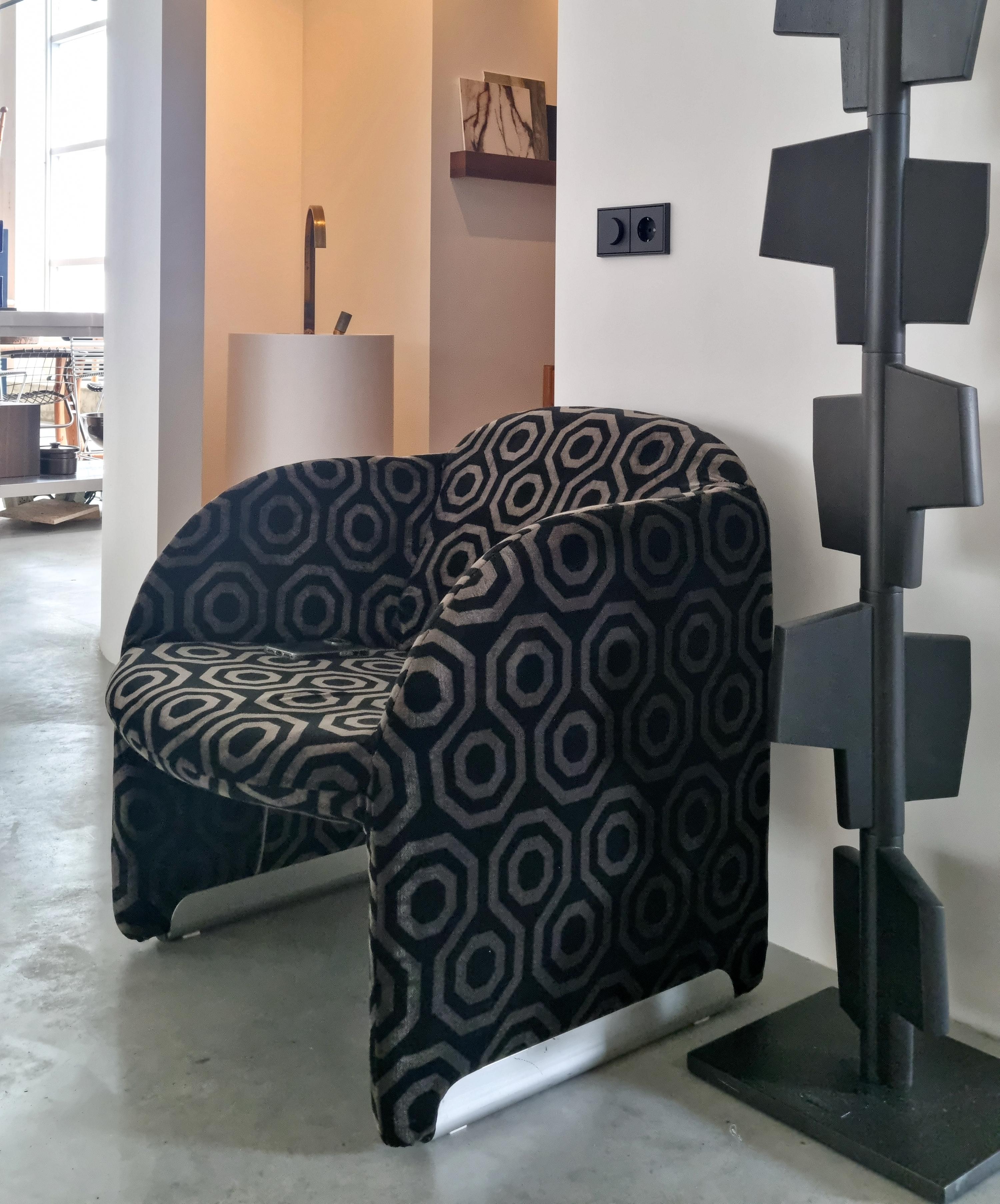 In the late 1960s and early 1970s, French designer Pierre Paulin created several sculptural masterpieces for Dutch manufacturer Artifort. We are pleased to offer this beautiful Artifort 