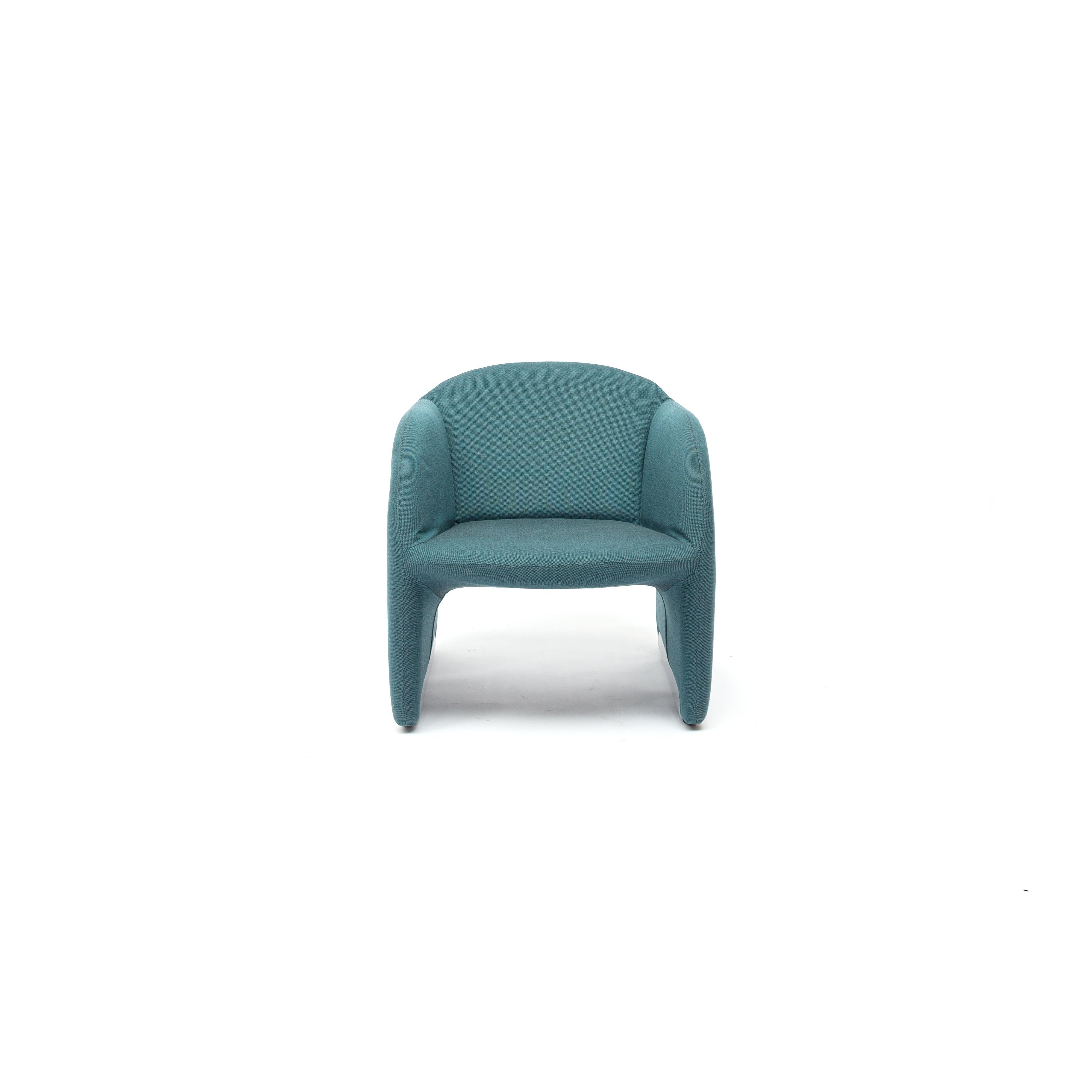 In the late 1960s and early 1970s French designer Pierre Paulin created several sculptural masterpieces for Dutch manufacturer Artifort. We are happy to offer a beautiful Artifort “Ben” armchair in original woolen contemporary fabric on aluminum