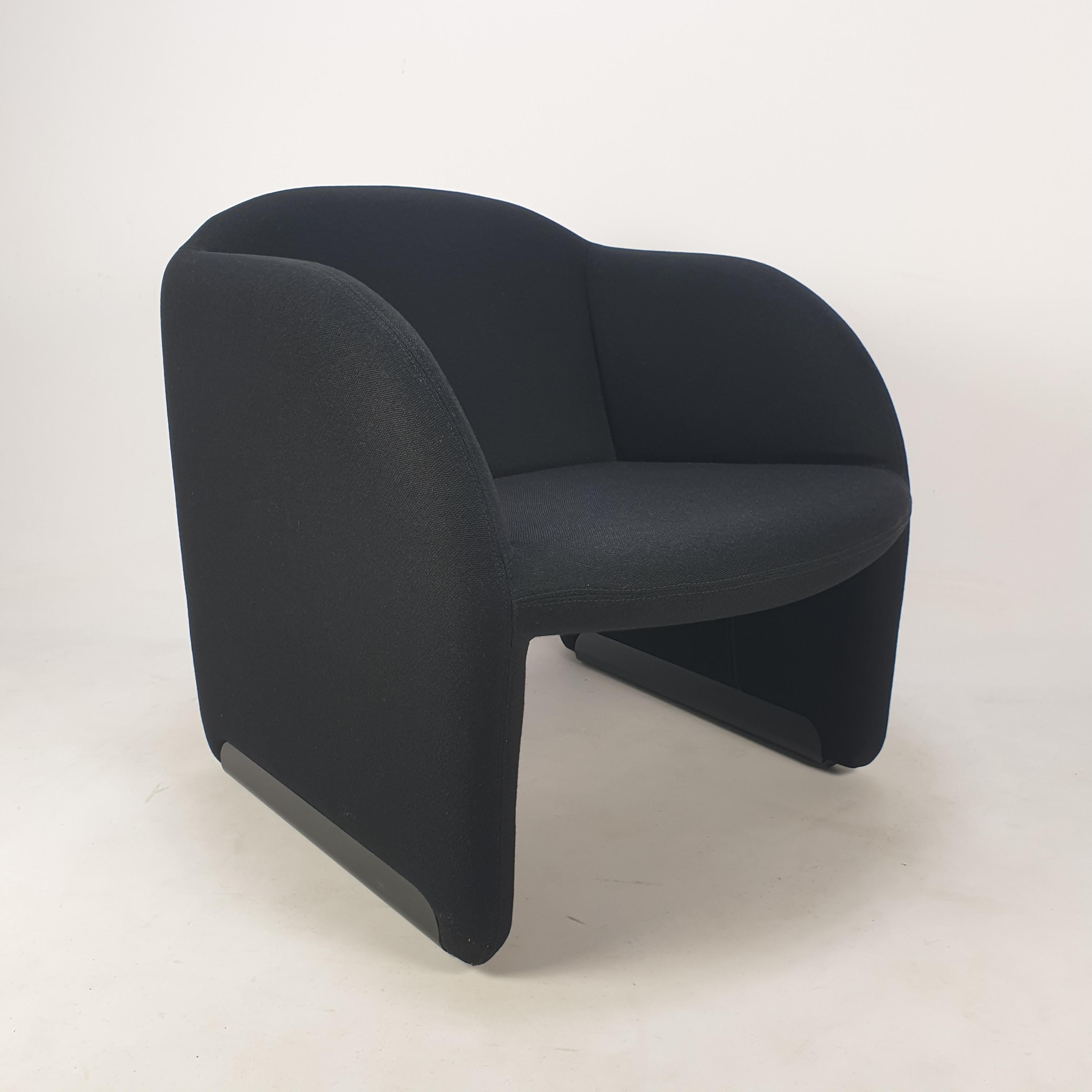 Very comfortable Artifort Ben chair. The famous Pierre Paulin designed it in the 80's and named it after a Artifort colleague. Covered with high quality wool fabric, Kvadrat Tonus (color number 0690). This is the original fabric and it is in very