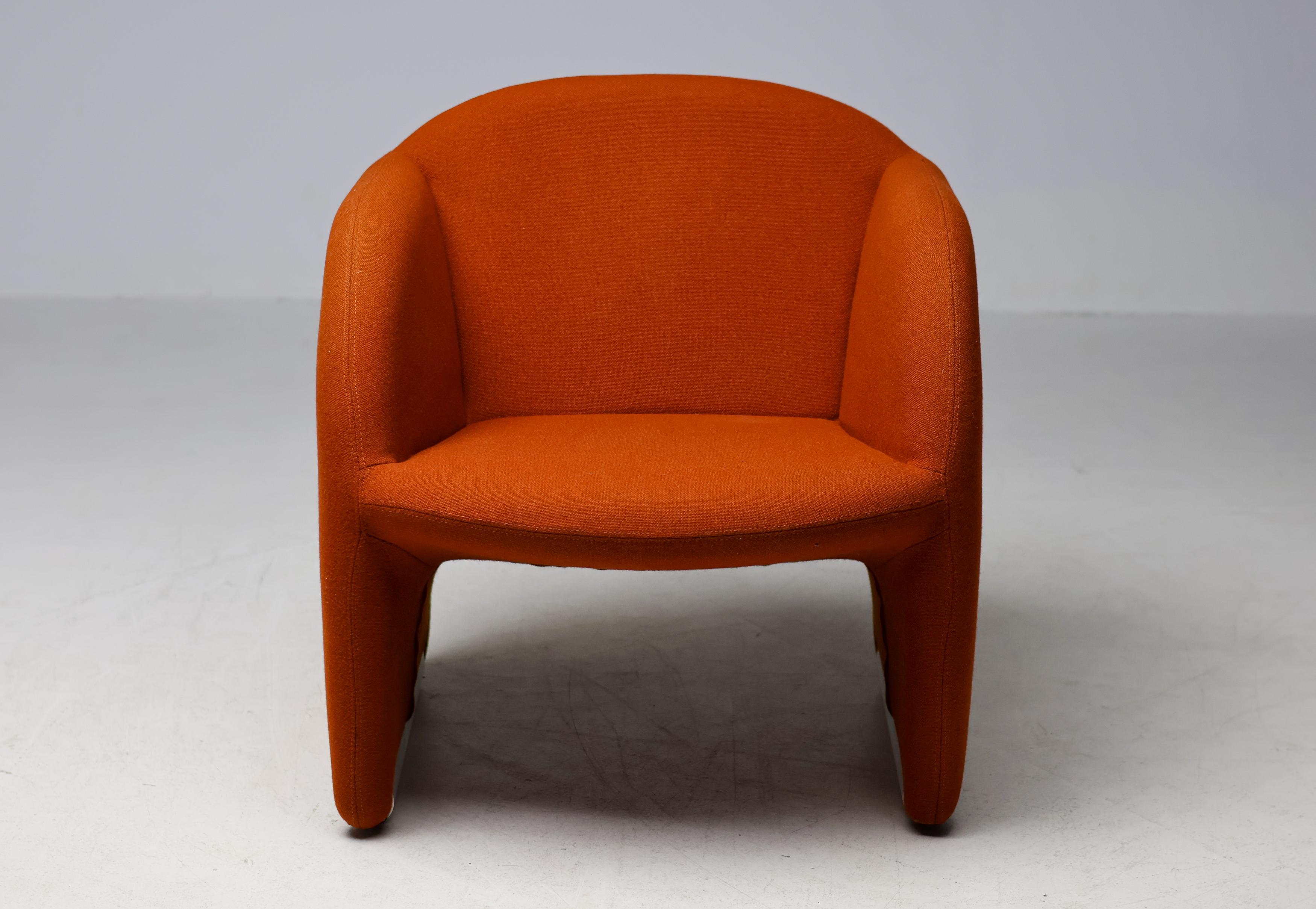 Designed by visionary French designer Pierre Paulin for Artifort, the Ben Chair exemplifies his signature sculptural approach to seating. With its soft, organic curves and inviting form, the chair balances comfort with a bold modernist aesthetic,