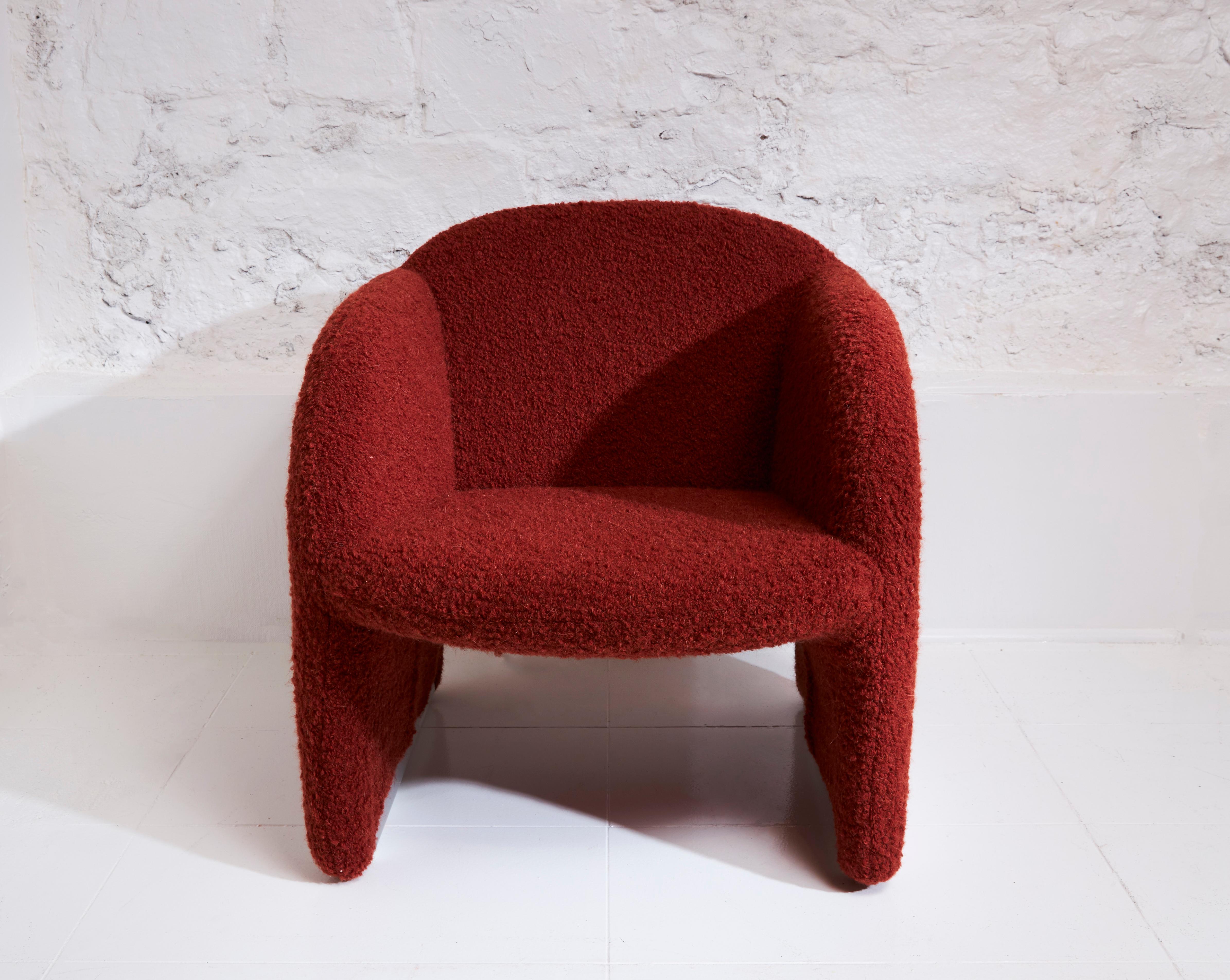 During the 1980s, French designer Pierre Paulin crafted numerous sculptural masterpieces for the Dutch manufacturer Artifort. One of these special pieces, named after his favorite colleague Ben, stands out. Upholstered in a stunning red bouclé wool,