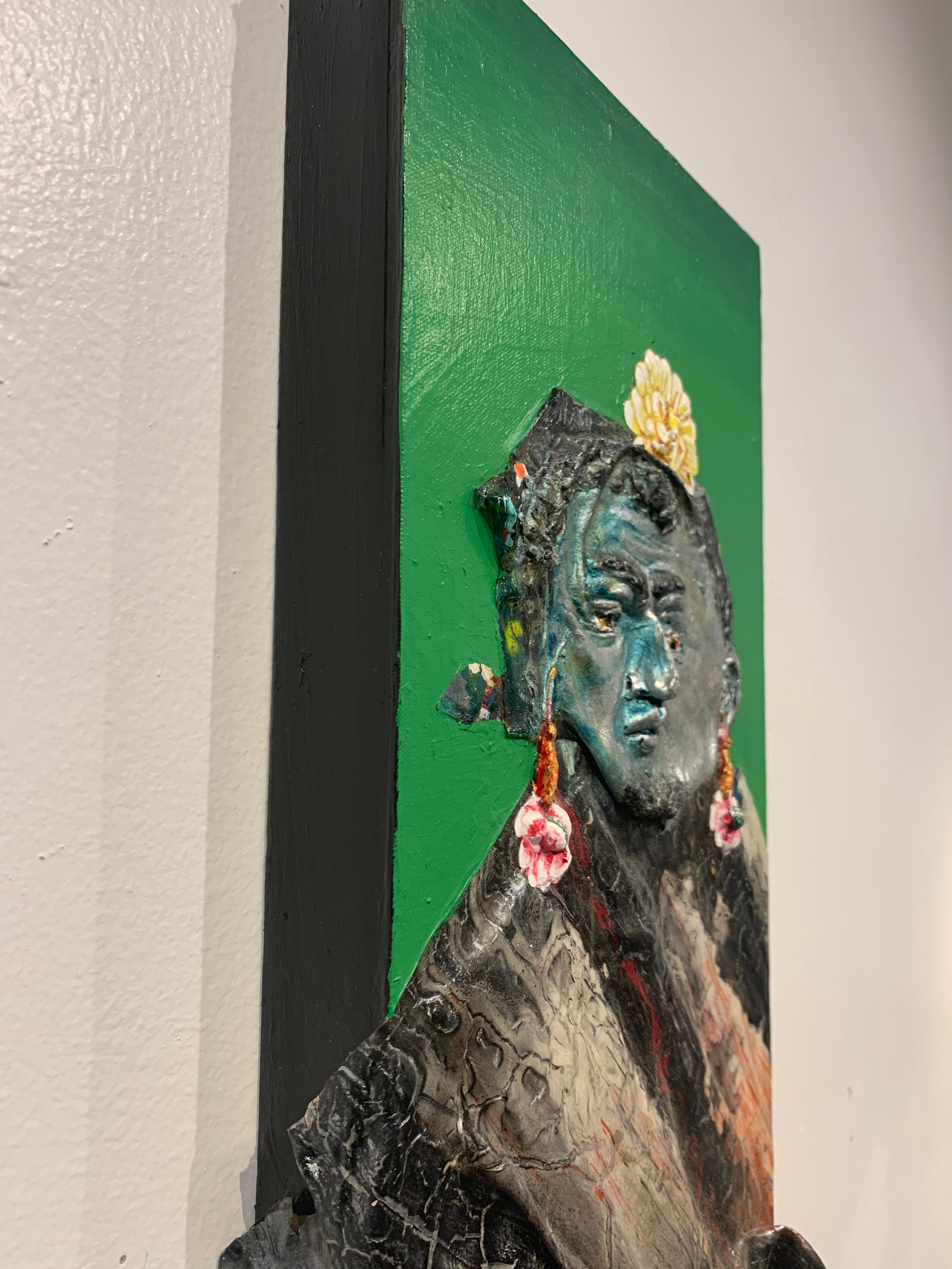 Chamán, pintura acrílica sobre lienzo, túnica verde, rojo, gris en venta 4