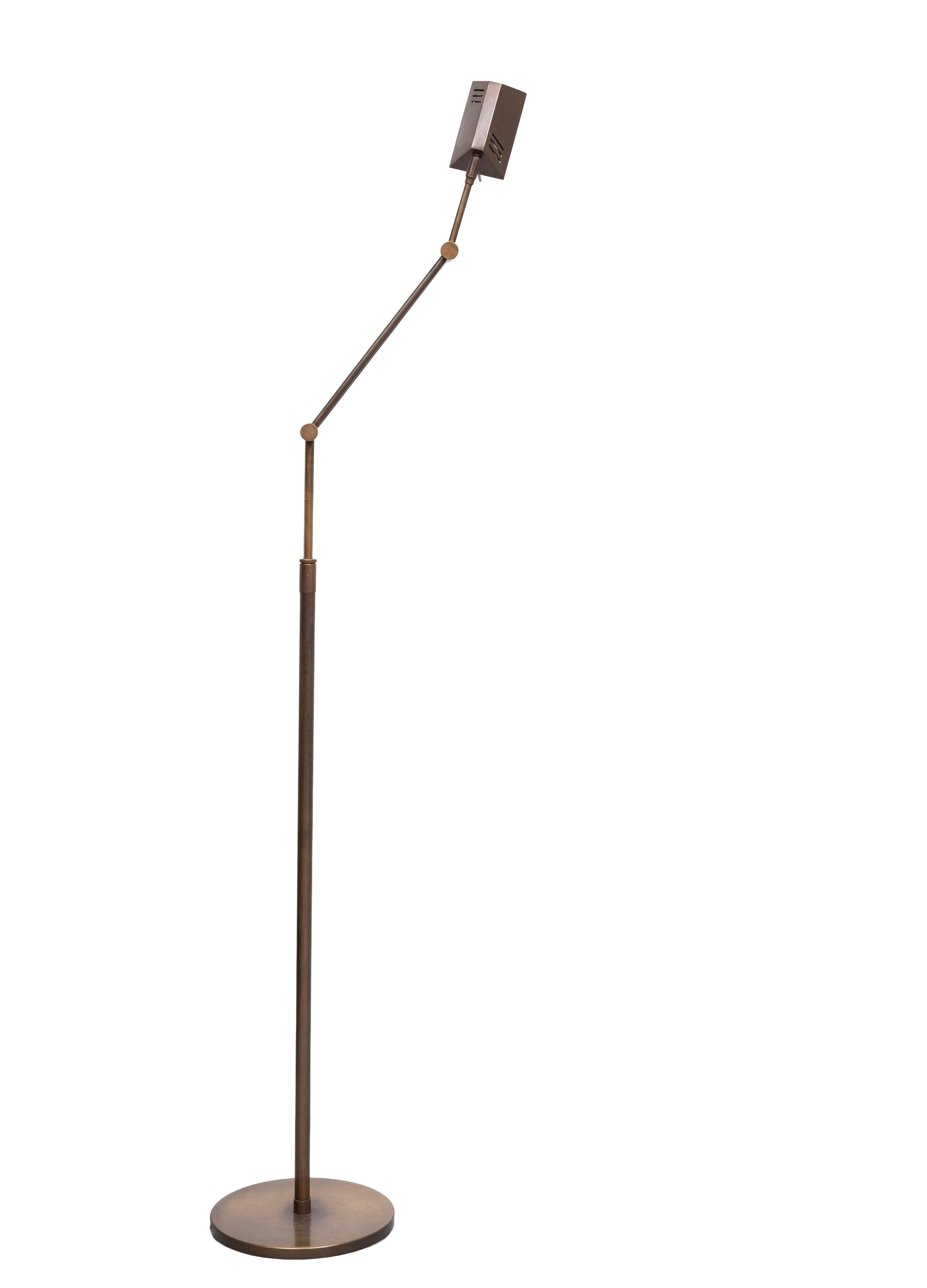 Preciosa lámpara de pie de bronce hecha a mano . Halógeno .
regulable en Altura . Diseño de Ben Demmers .
Esta empresa ya no está en activo.  