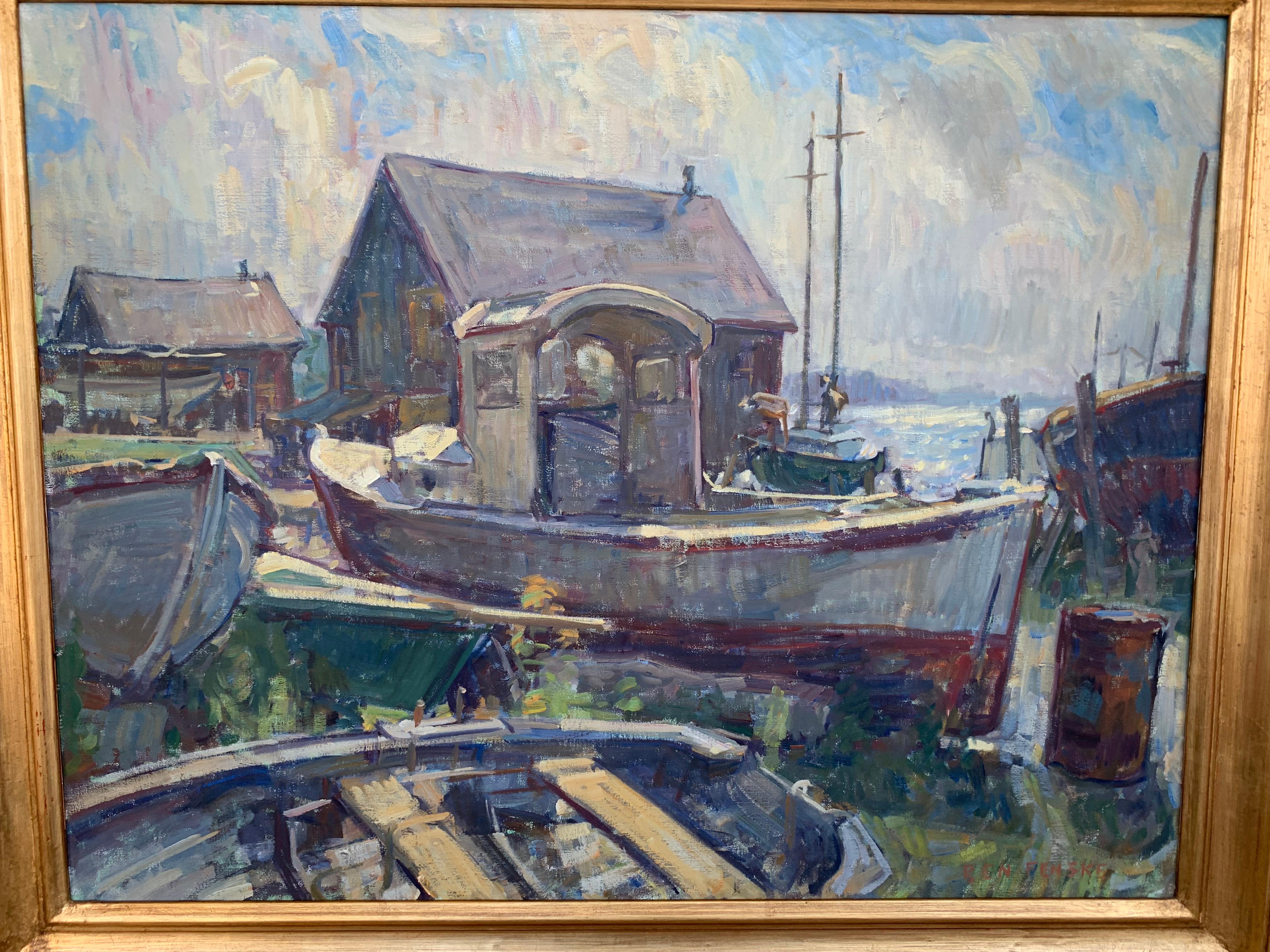 „Boat Yard, Lifting Fog“, Ölgemälde, amerikanischer Realismus, alte Boote in einem Hafen – Painting von Ben Fenske