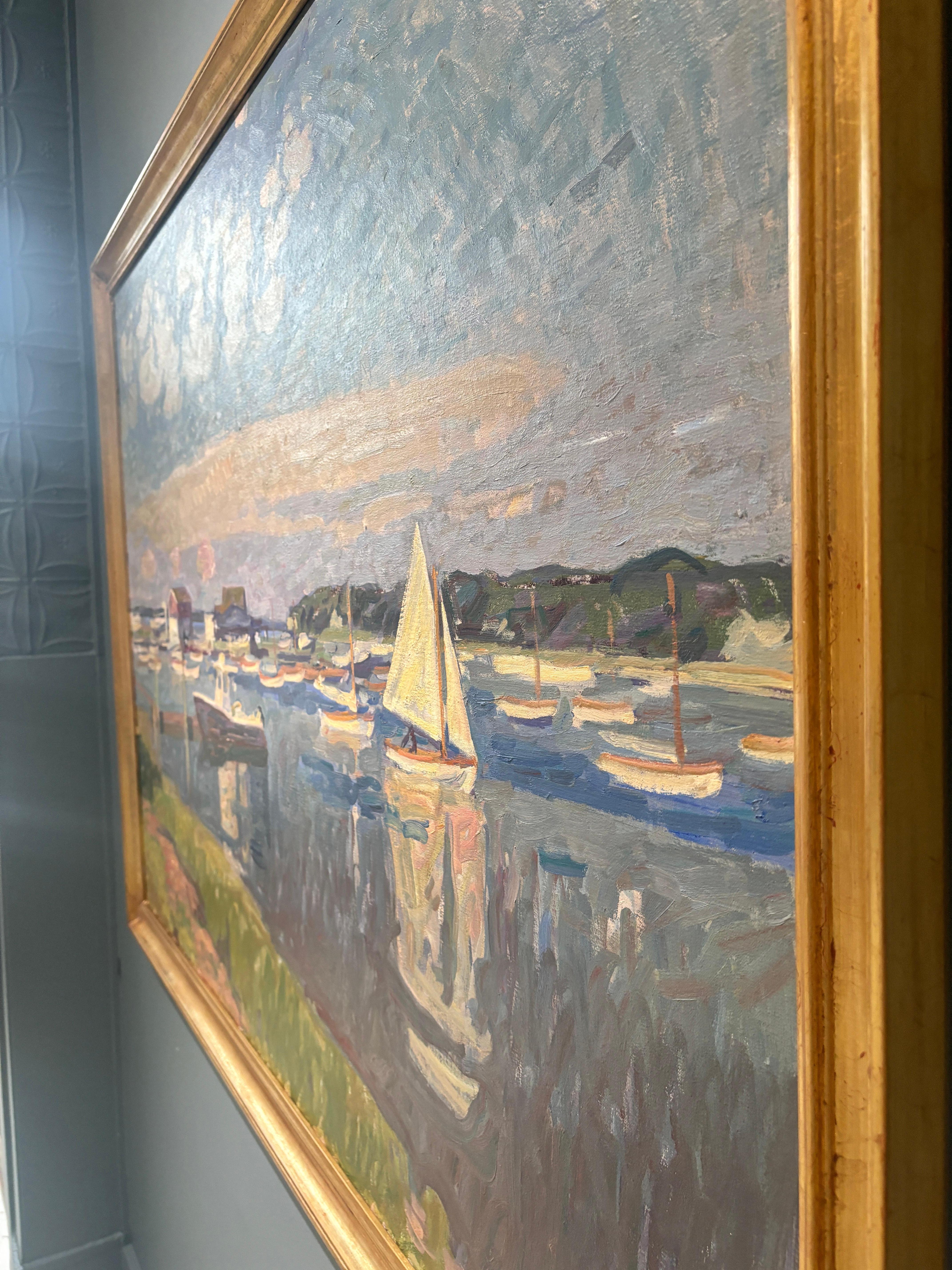 Ein zeitgenössisches Ölgemälde von Shelter Island's Dering Harbor, gemalt an einem sonnigen Tag. 

Gerahmt in einem traditionellen, in Italien gefertigten Rahmen aus Blattgold. Wie abgebildet. 44 x 60 Zoll, gerahmt.

Ben Fenske (geb. 1978) stammt