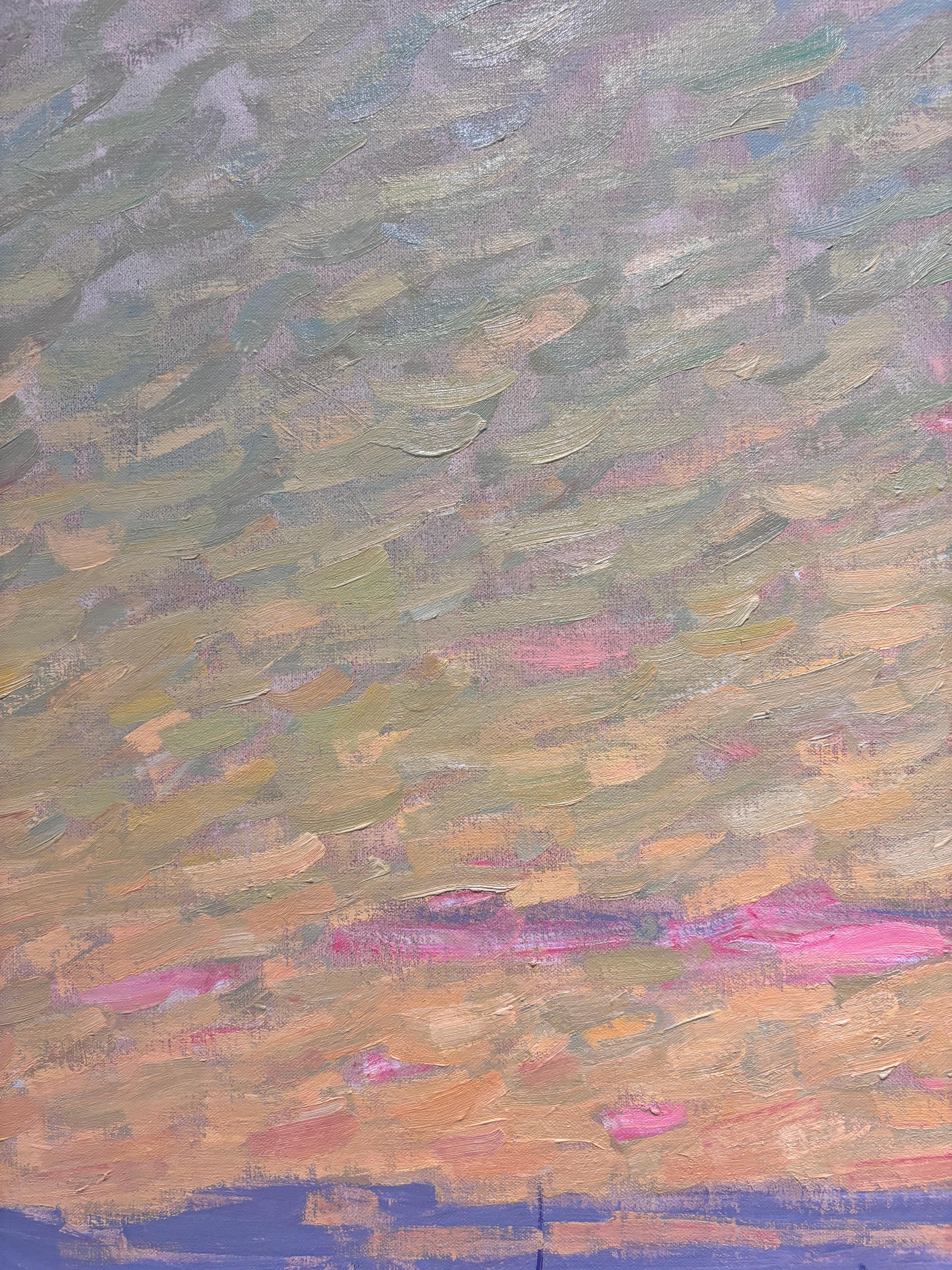 Una pintura al óleo del puerto de Dering de Shelter Island al atardecer. Un cielo naranja brillante con toques rosas y amarillos, se encuentra con un horizonte de nubes púrpuras. En la superficie del puerto descansan veleros retroiluminados. Una