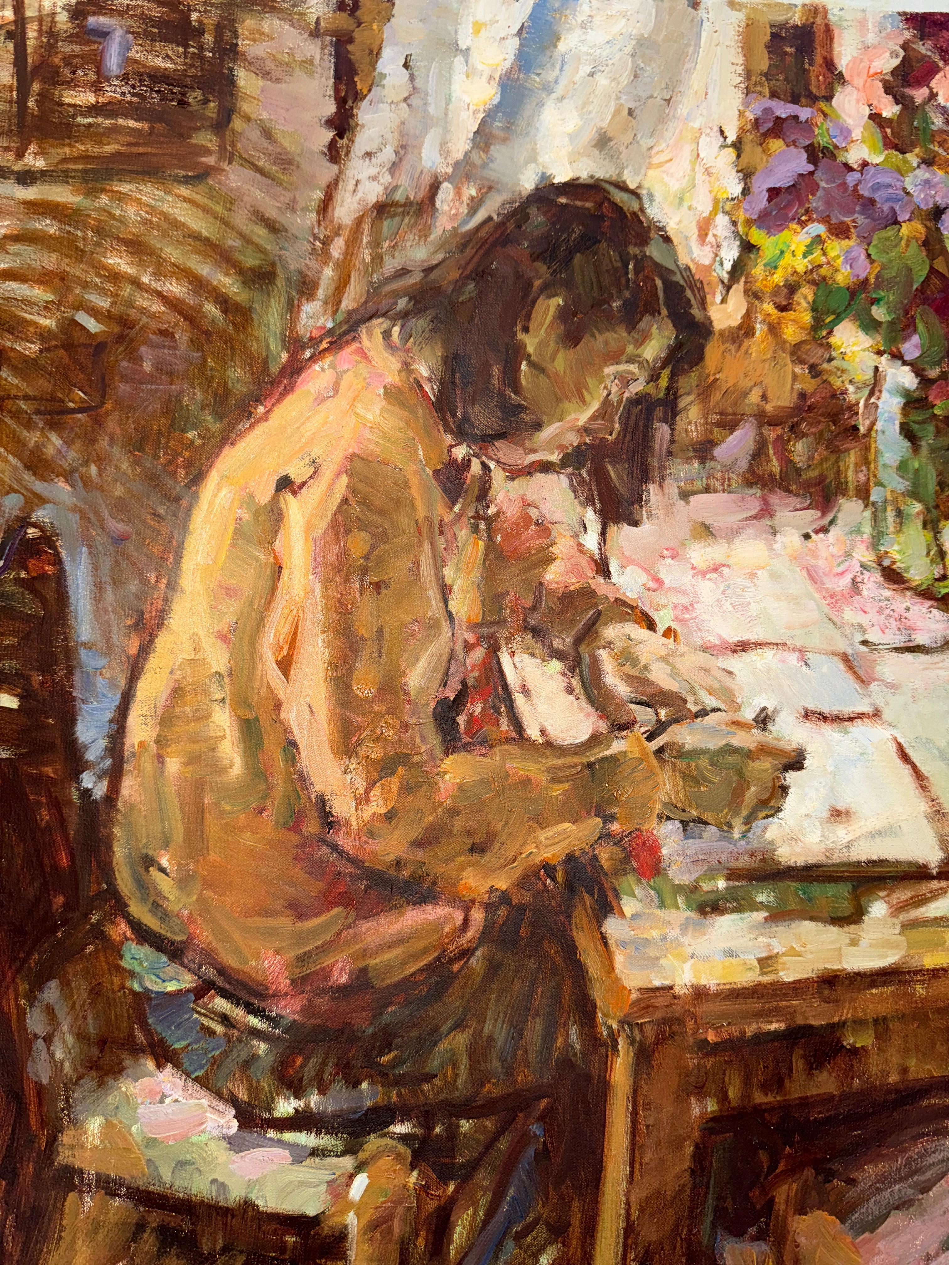 Peinture à l'huile représentant une femme assise à un bureau, écrivant dans un journal. Une palette neutre donne une impression de chaleur et d'intimité. Des fleurs sauvages sont rassemblées dans un vase sur la table. Elle porte un pull, ce qui