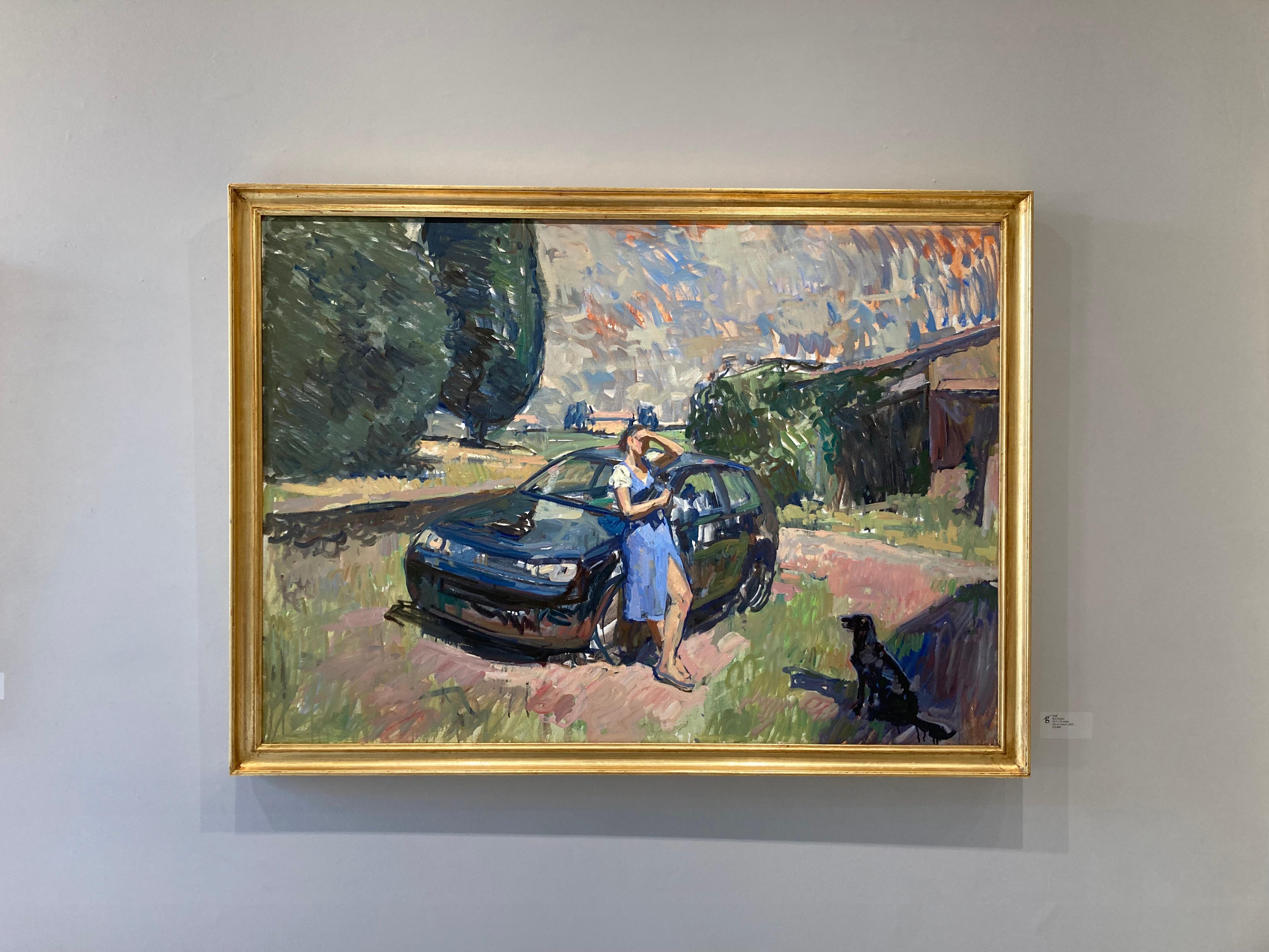 Peinture à l'huile « Golfe » en plein air, femme s'appuyant sur Fiat avec chien en Toscane, Italie - Impressionnisme Painting par Ben Fenske