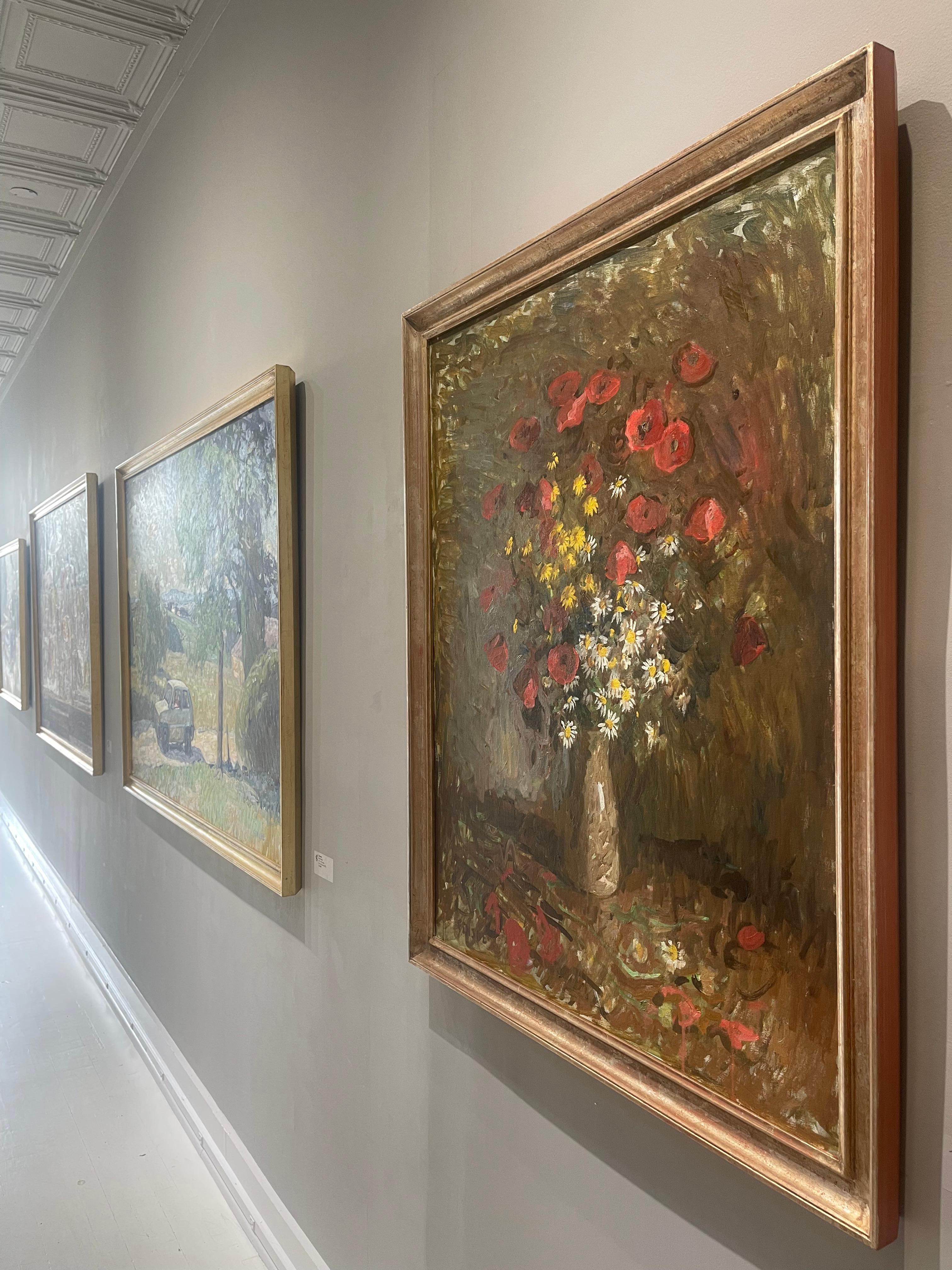 I fiori di campo appena raccolti sono i protagonisti di questa tela: papaveri rossi e fiori di camomilla gialli e bianchi nel loro pieno splendore imperfetto. Raggruppati in un semplice vaso di ceramica, su uno sfondo marrone neutro. 

I momenti più
